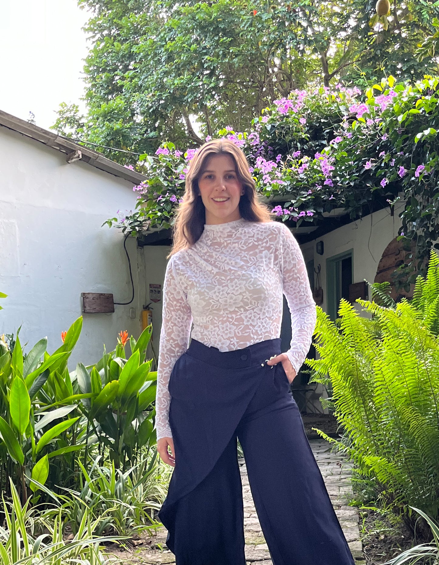 Top chantilly en Encaje Manga Larga para Mujer – Cuello Alto, Blanco o Verde Militar | Diseño Colombiano Slow Fashion