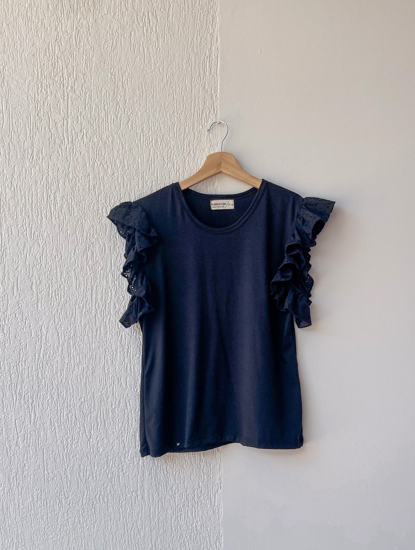 Camiseta mangas siza, con boleros en hoja rota en las mangas color negro.