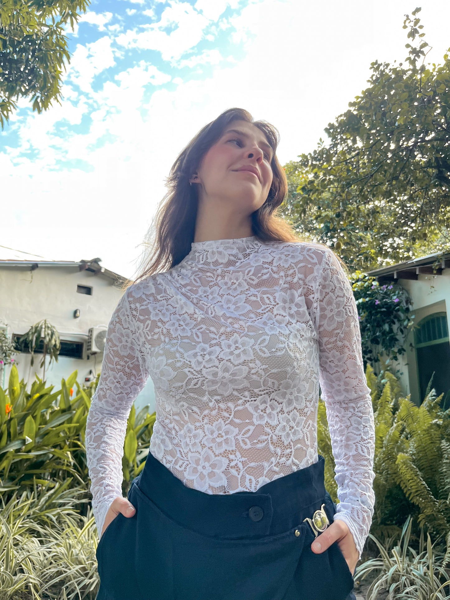 Top chantilly en Encaje Manga Larga para Mujer – Cuello Alto, Blanco o Verde Militar | Diseño Colombiano Slow Fashion