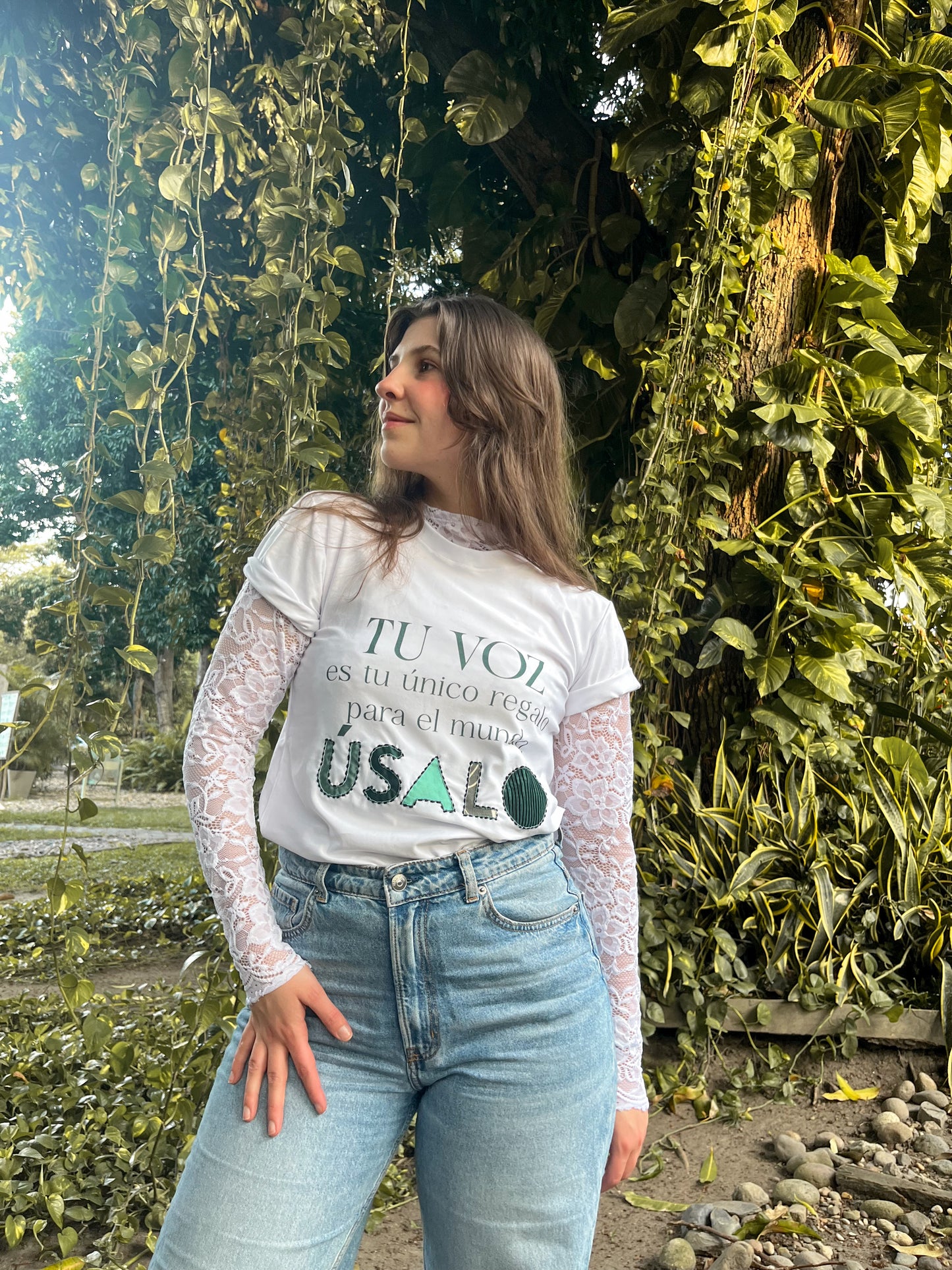 Top chantilly en Encaje Manga Larga para Mujer – Cuello Alto, Blanco o Verde Militar | Diseño Colombiano Slow Fashion