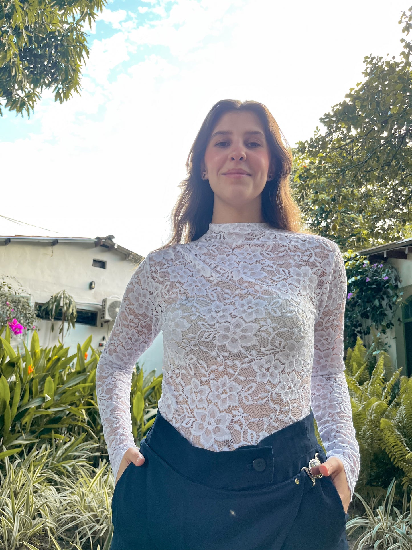 Top chantilly en Encaje Manga Larga para Mujer – Cuello Alto, Blanco o Verde Militar | Diseño Colombiano Slow Fashion