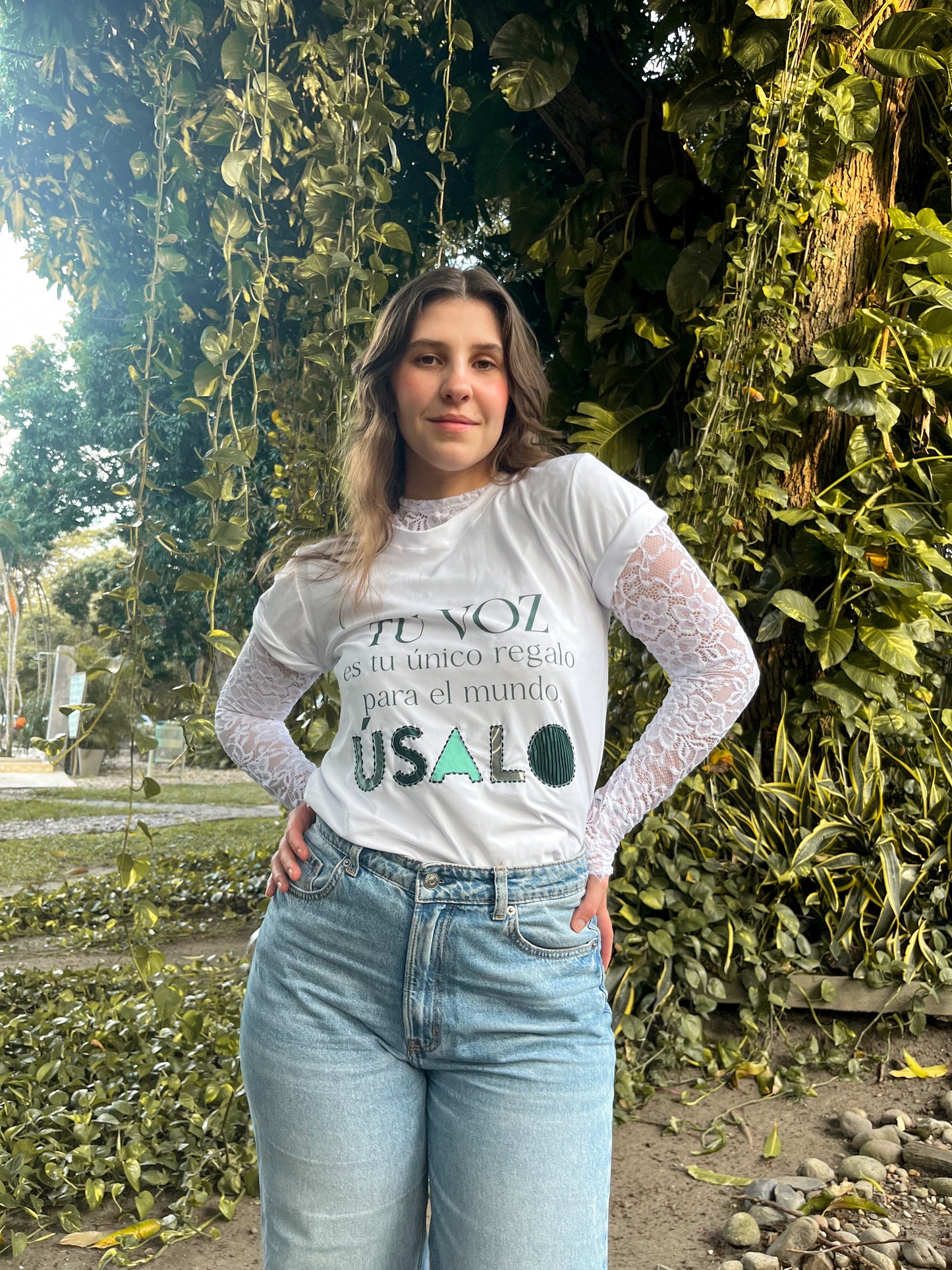 Top chantilly en Encaje Manga Larga para Mujer – Cuello Alto, Blanco o Verde Militar | Diseño Colombiano Slow Fashion