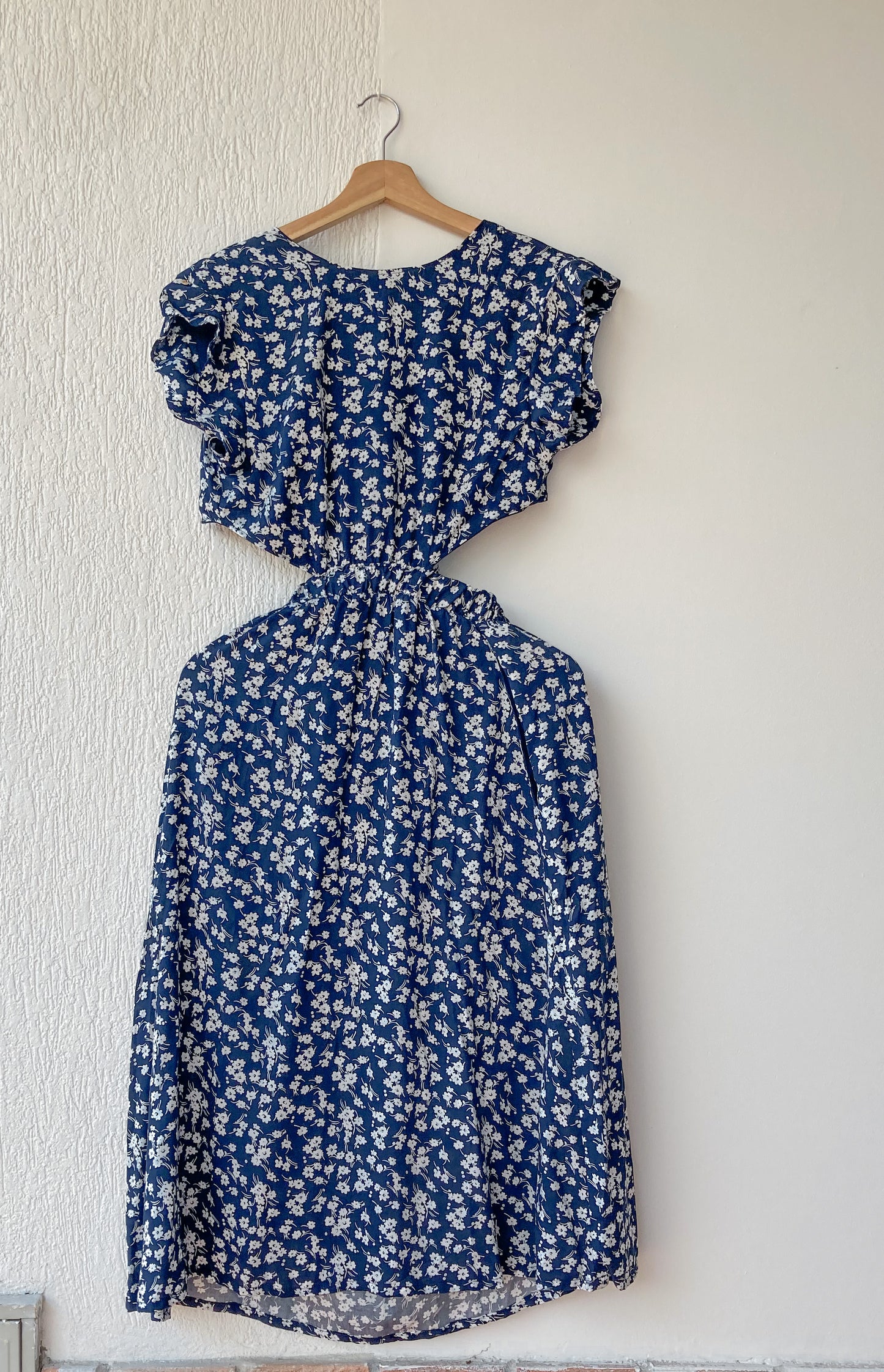 Vestido midi para mujer "cutouts" en las costillas, resorte en la cintura, abertura hasta las rodillas y bolsillos internos; 100% Colombianos.
