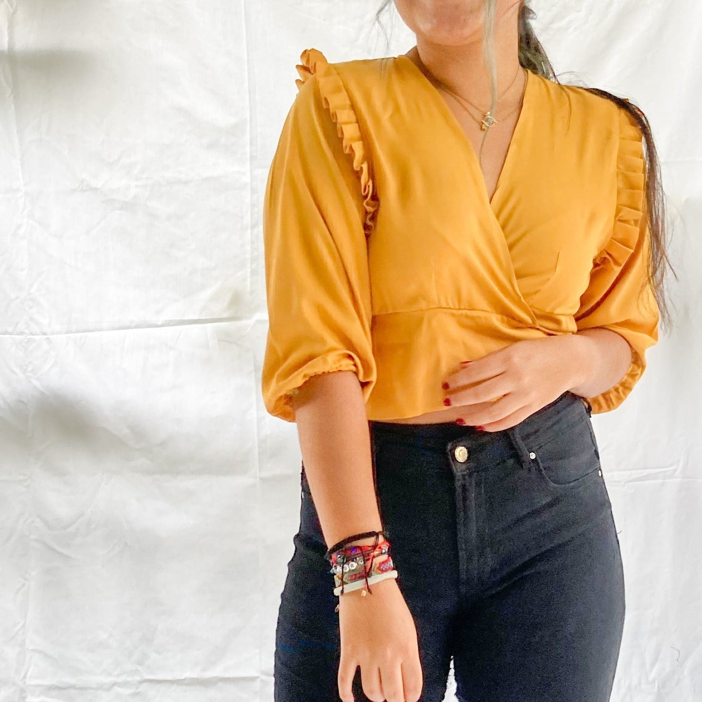 Blusa manga 3/4 con resorte en el puño, boleros en la siza y amarrado, 100% Colombiano. Color amarillo