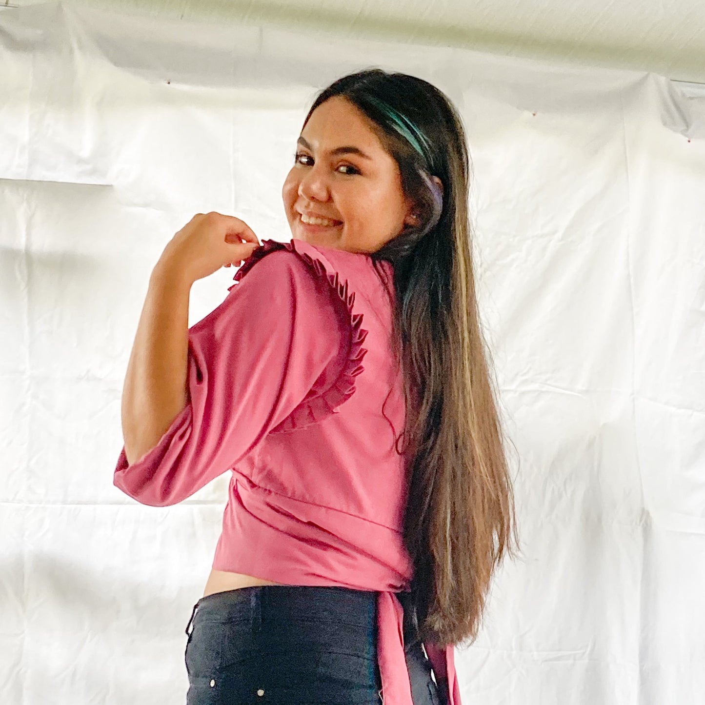 Blusa manga 3/4 con resorte en el puño, boleros en la siza y amarrado, 100% Colombiano. Color rosa. Anguo de lado.