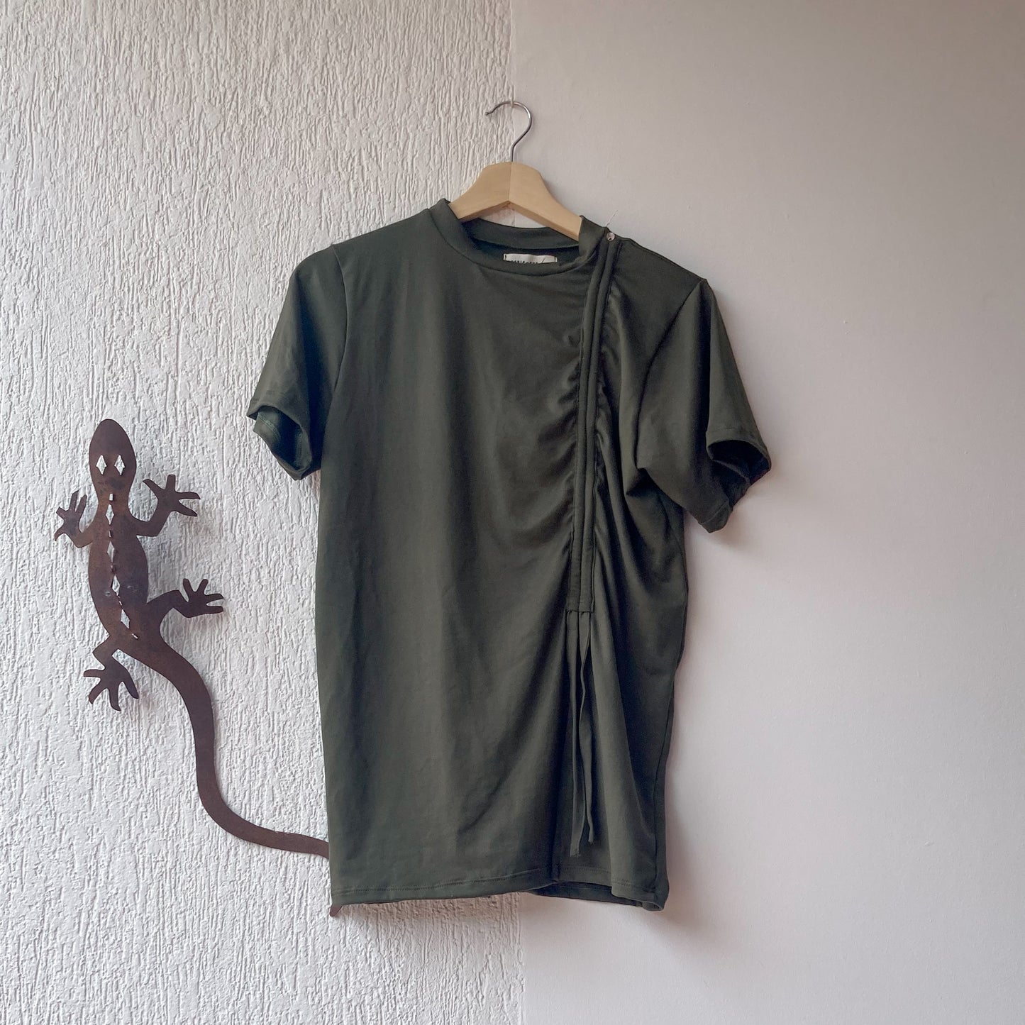 Camiseta verde oliva musita, talle largo con detalle de fruncido en el costado. 100% Colombiana