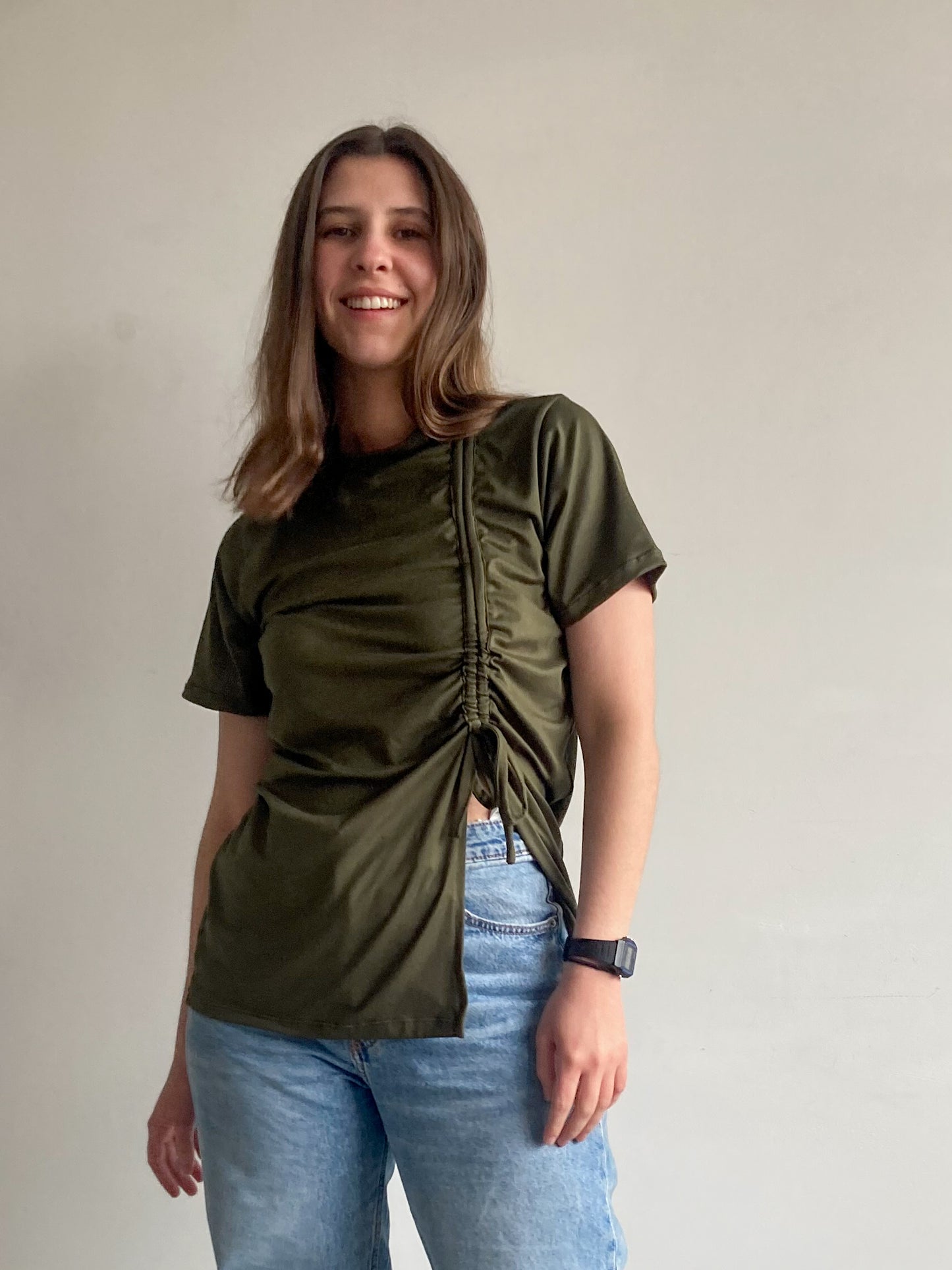 Camiseta verde oliva musita, talle largo con detalle de fruncido en el costado. 100% Colombiana