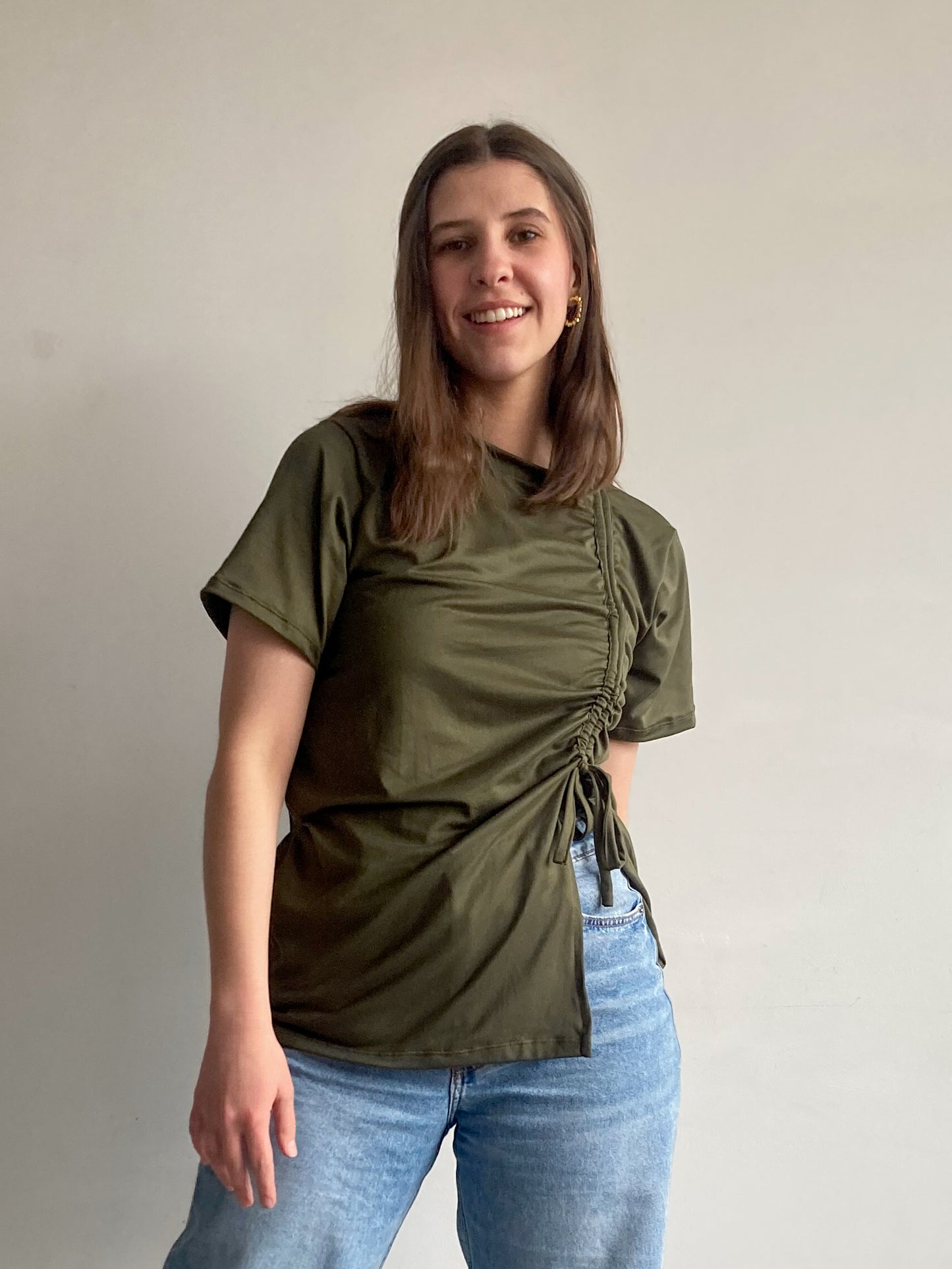 Camiseta verde oliva musita, talle largo con detalle de fruncido en el costado. 100% Colombiana