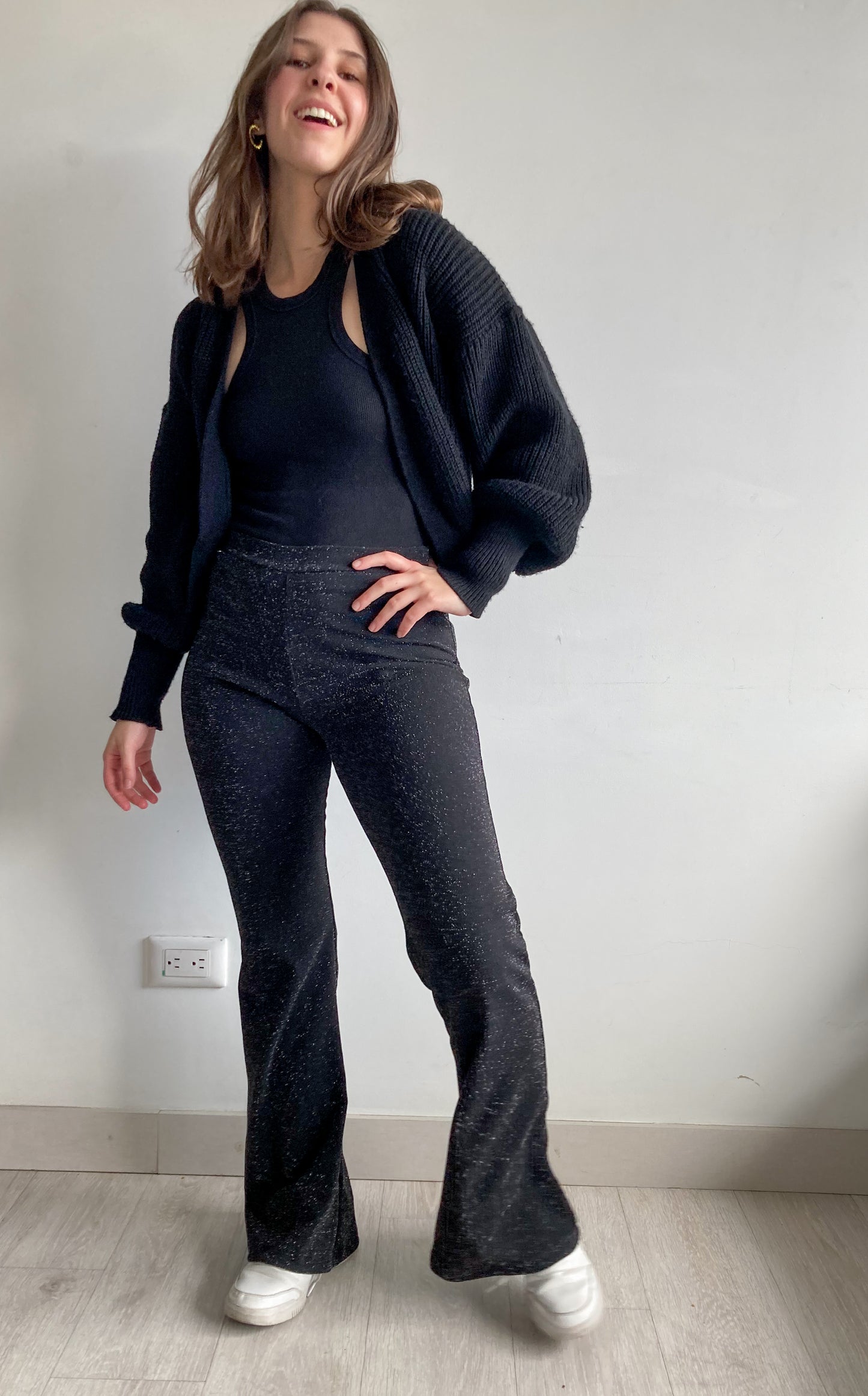 Pantalón bota campan brillante Ilka, en tela negra elástica que se ajusta perfecto al cuerpo. 100% Colombiano