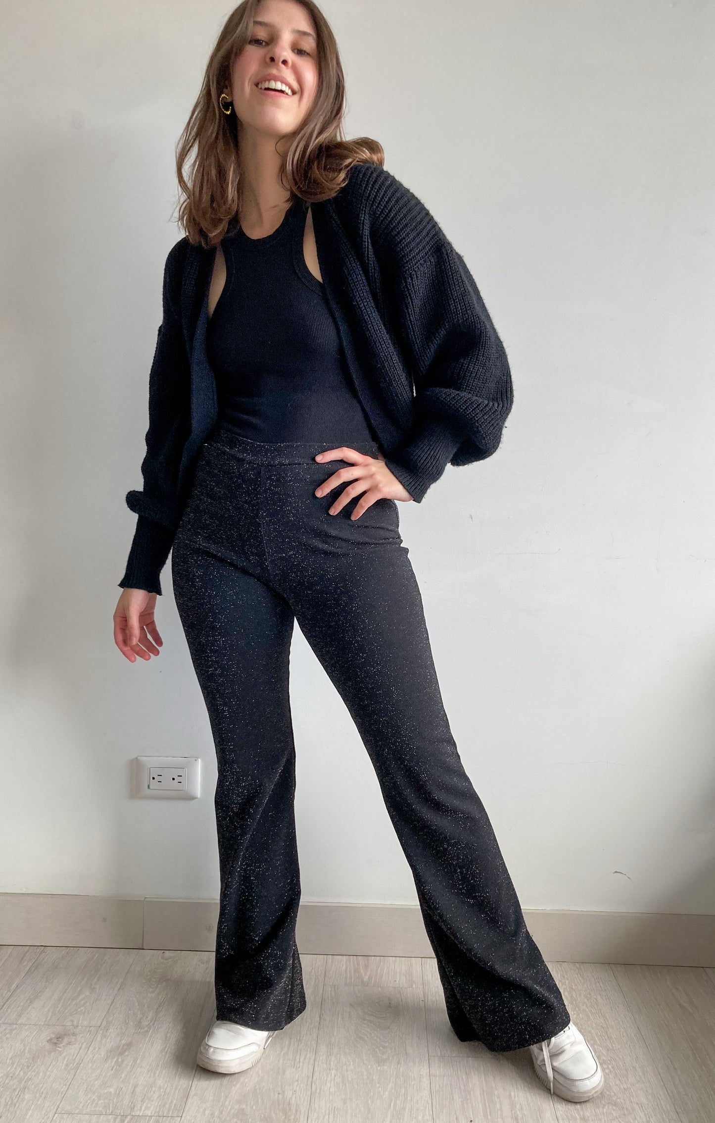 Pantalón bota campan brillante Ilka, en tela negra elástica que se ajusta perfecto al cuerpo. 100% Colombiano