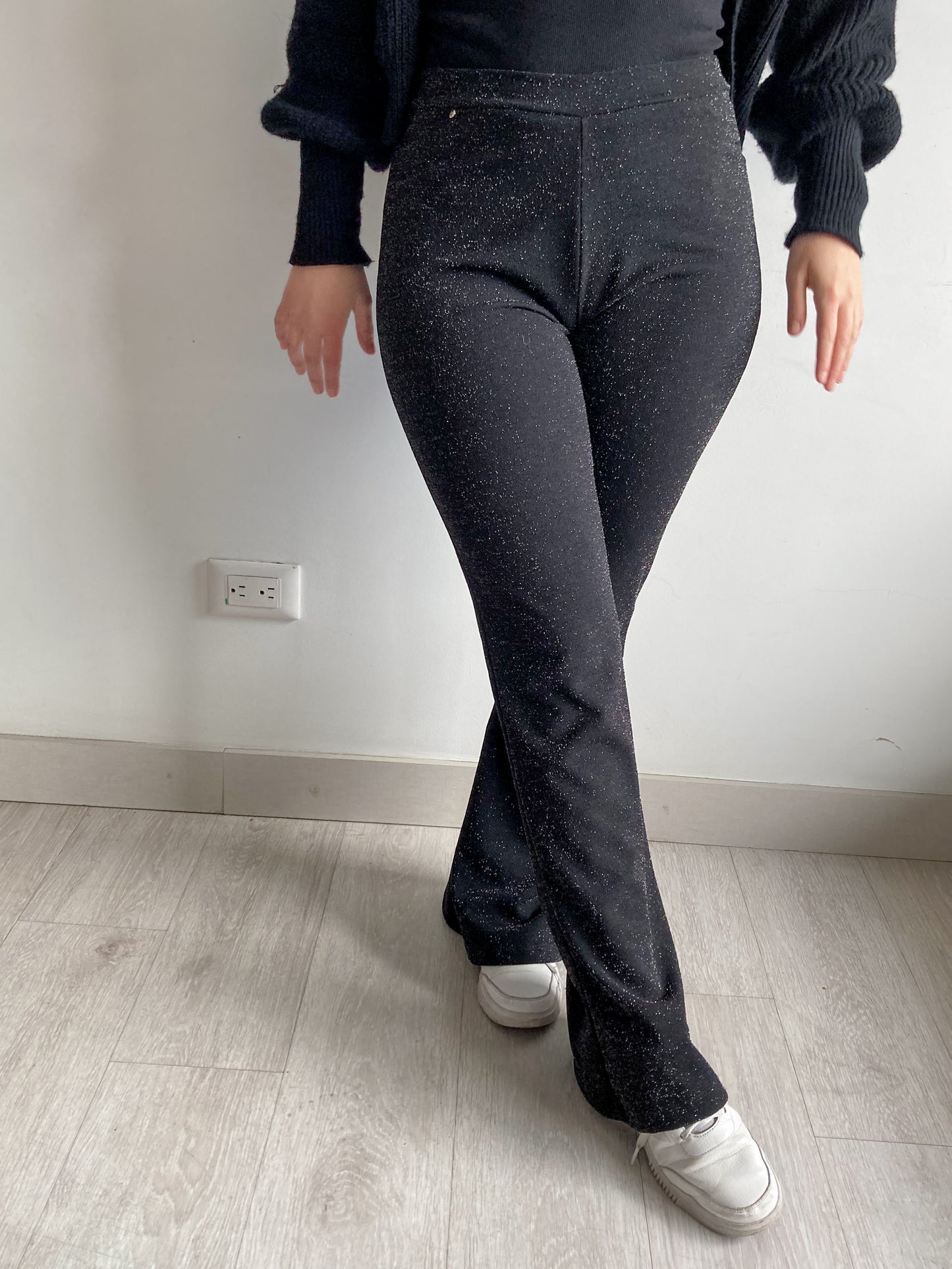 Pantalón bota campan brillante Ilka, en tela negra elástica que se ajusta perfecto al cuerpo. 100% Colombiano