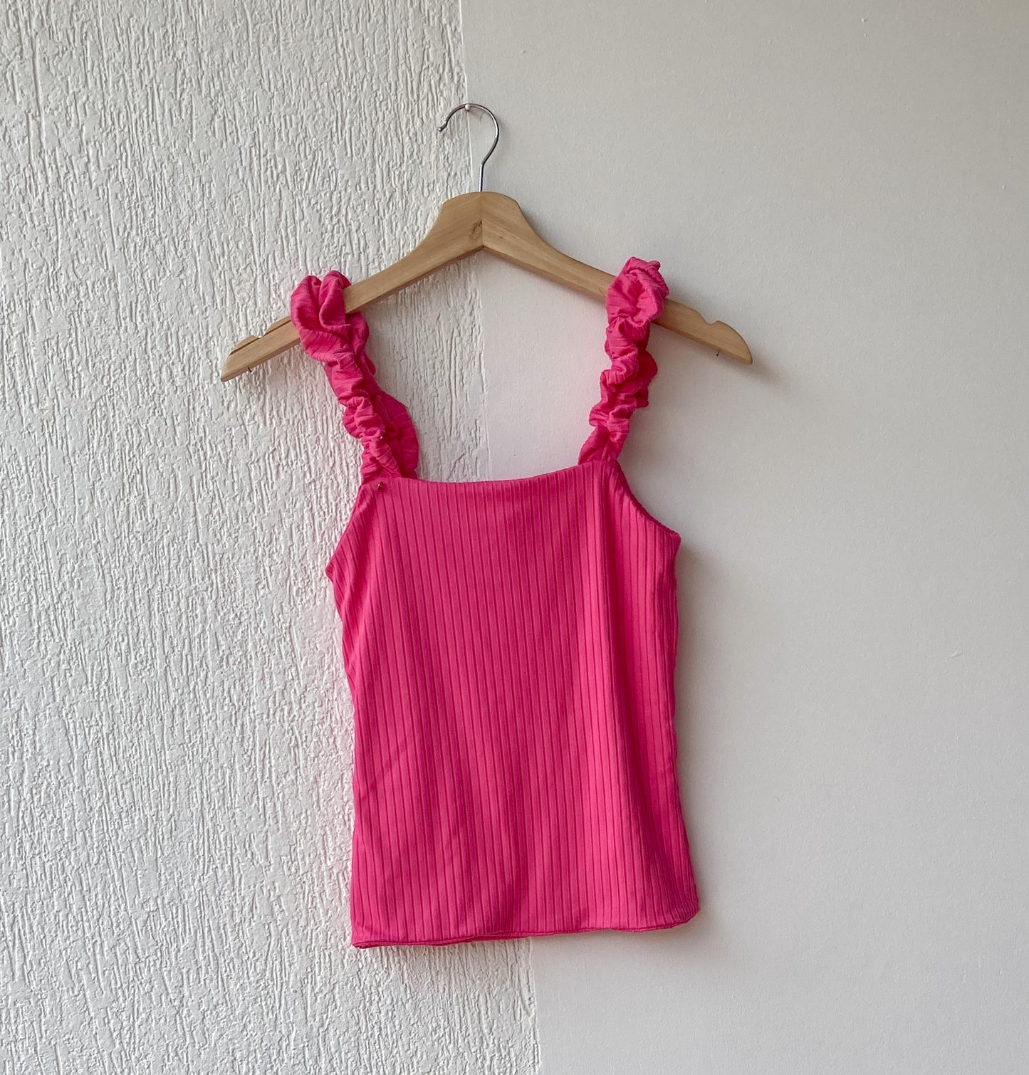 Blusa para mujer estilo top de tiras wiggly; una prenda diferente que puede ser un básico en nuestro armario. 100% Colombiana, producto local.