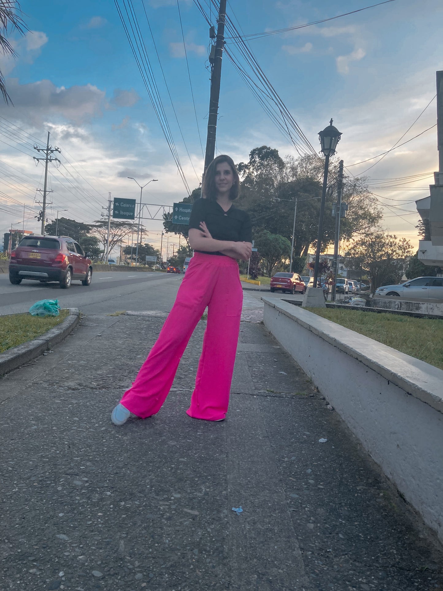 Pantalón wide leg con resorte en toda la cintura, bolsillos delanteros y bota ajustable ( los puedes usar bota recta o bota ajustada). Fucsia