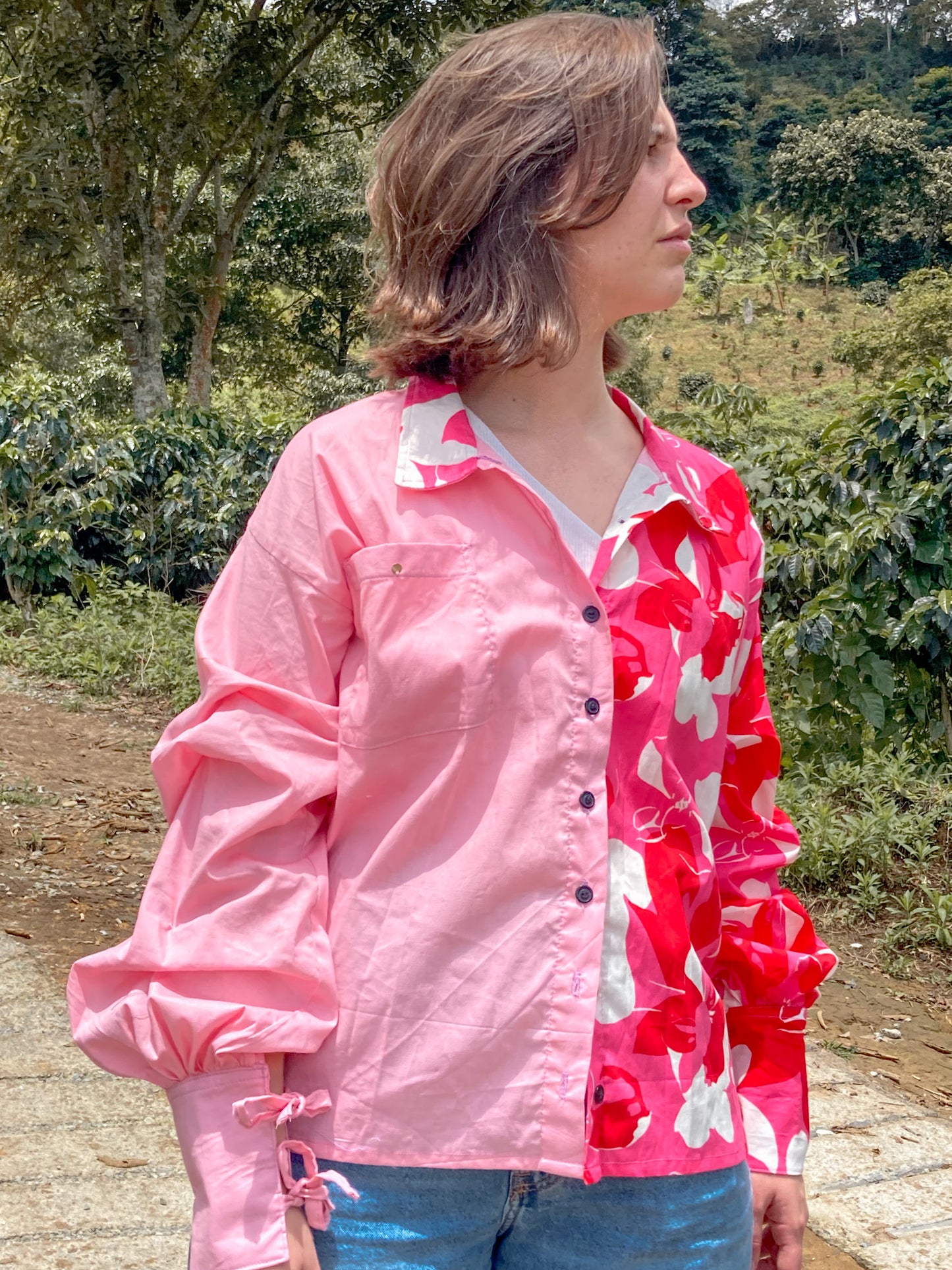 Camisa combinada rosada y estampada con mangas puff, detalles de nudos en los puños, y cuello camisero. Cerrada y de frente.