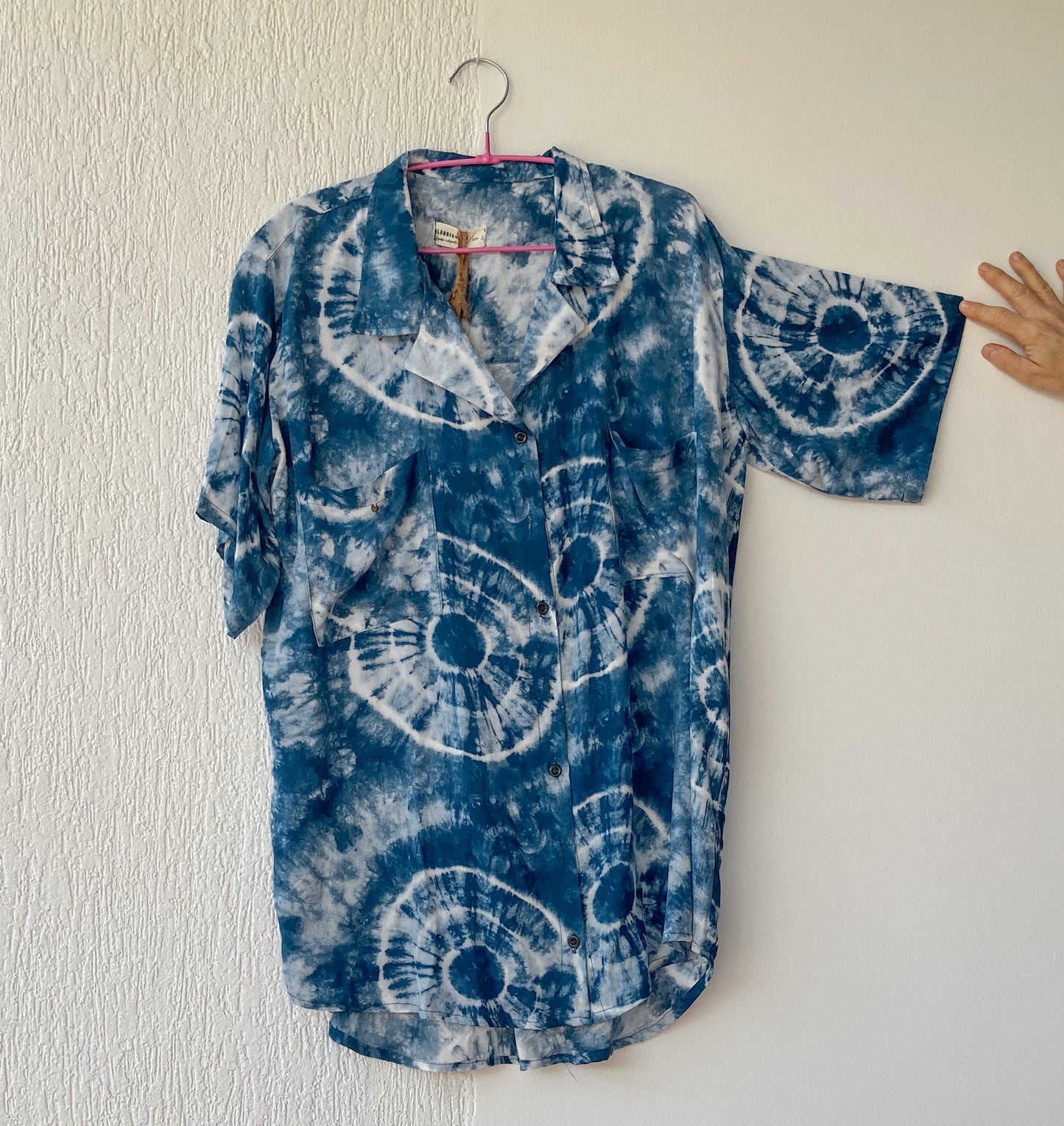 Camisa holgada unisex (para mujer y hombre) con cuello smoking, botónes y manga corta