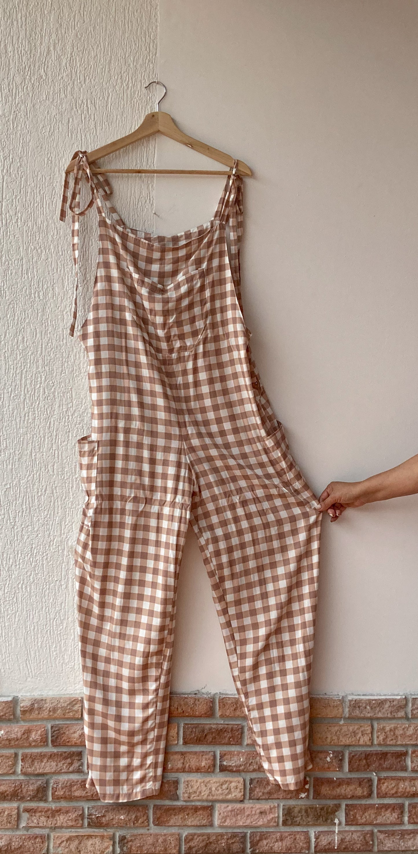 Overall Sensación" es un peto moderno y cómodo para el look diario. Hecho en denim combinado con bolsillos y una bota ajustada, es una prenda versátil para dar vida a tu guardarropa.
