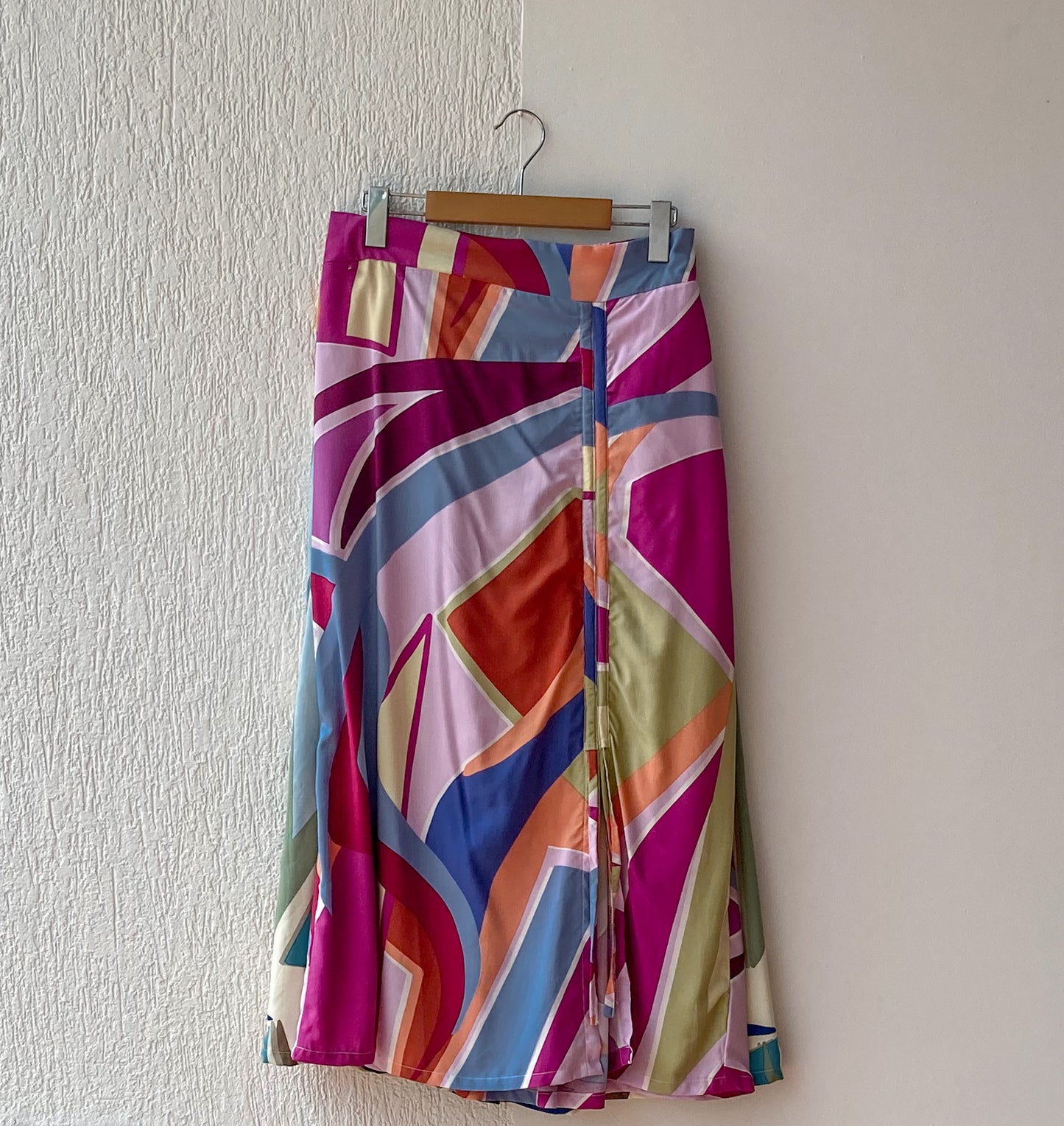 falda midi con recogido y bolsillos interbos.