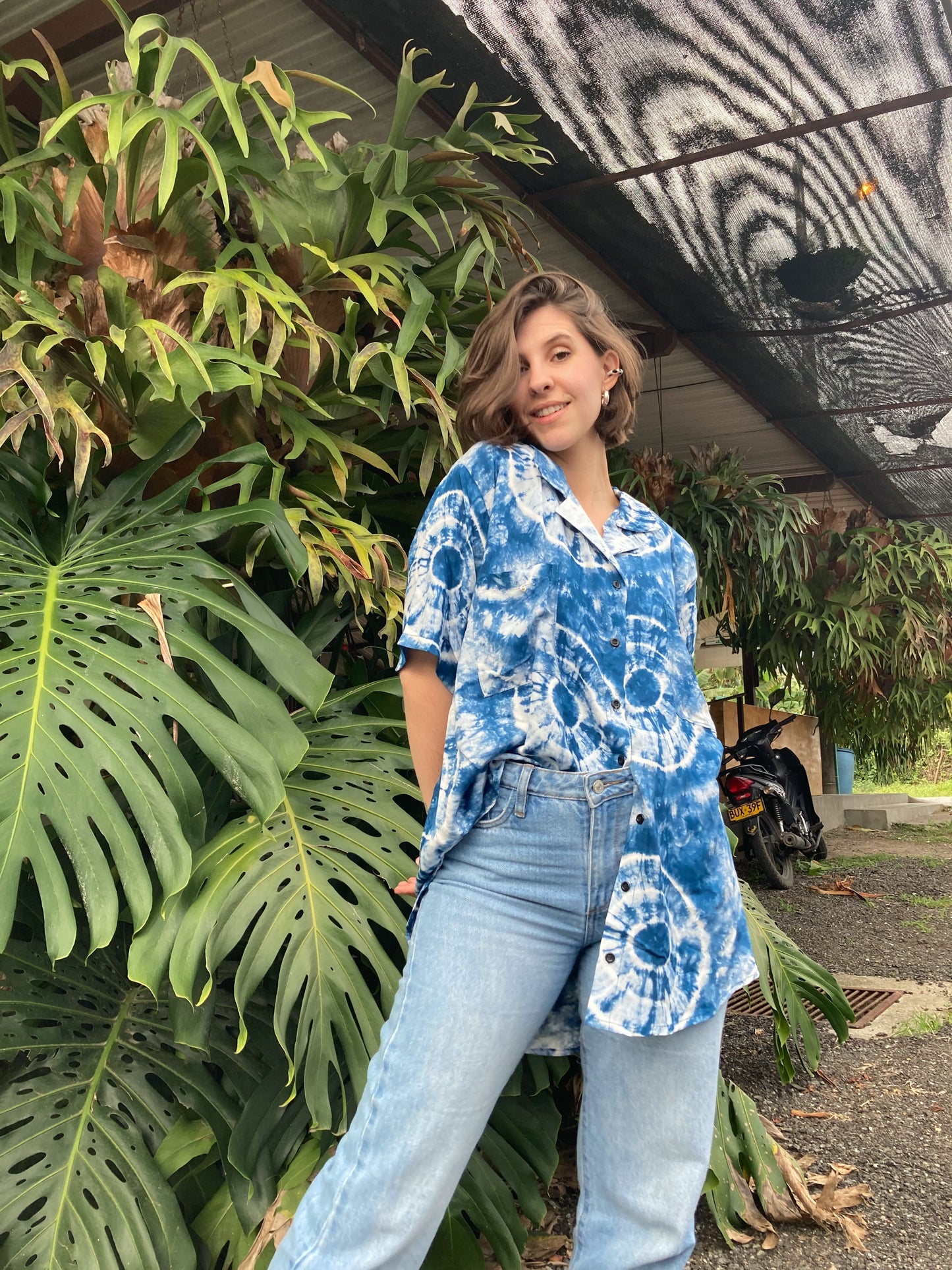 Camisa holgada unisex (para mujer y hombre) con cuello smoking, botónes y manga corta