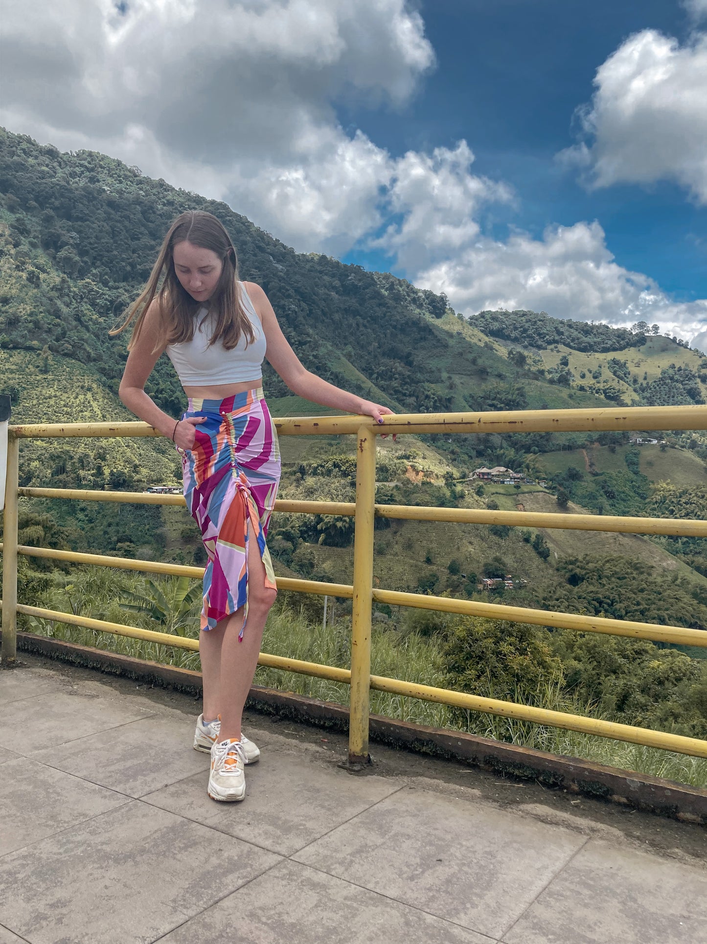 Falda midi con recogido, en tela chalis estampado en tonos rosas.