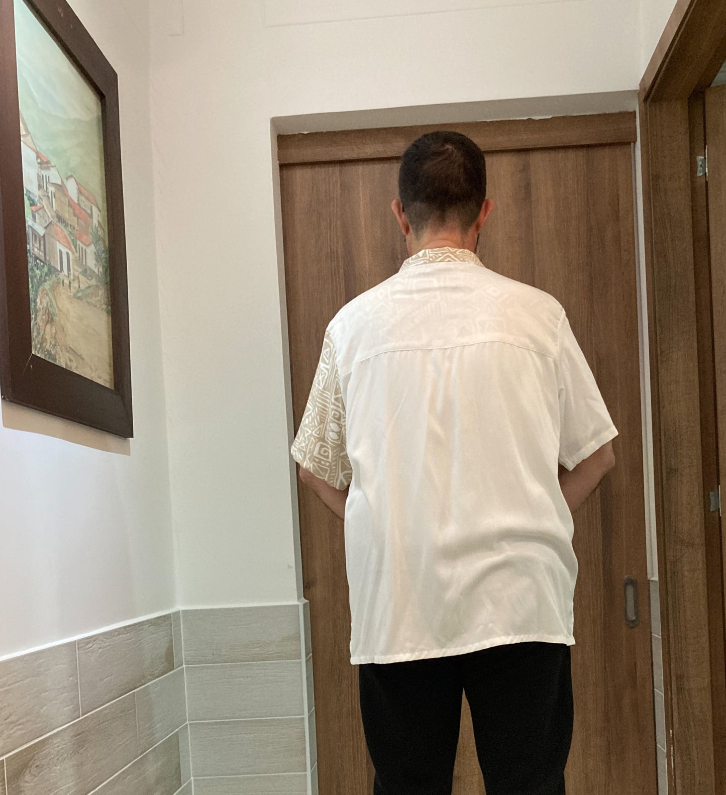 Camisa holgada unisex (para mujer y hombre) de dos colores, botónes y manga corta. Perfecta para días casuales, se puede poner abierta o cerrada. por detras