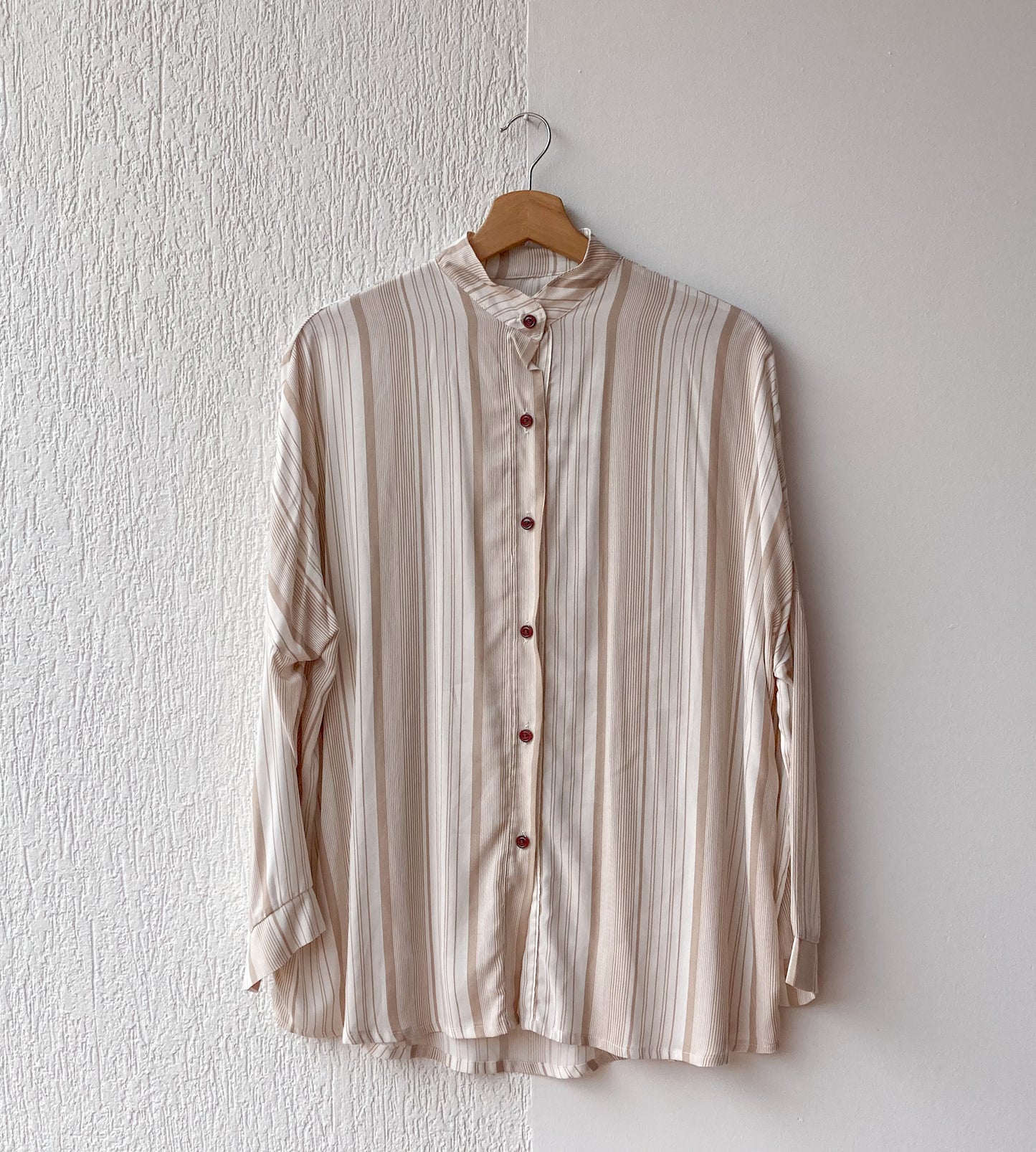 Camisa estampada para mujer con cuello alto, botonadura y manga larga; 100% Colombiana.