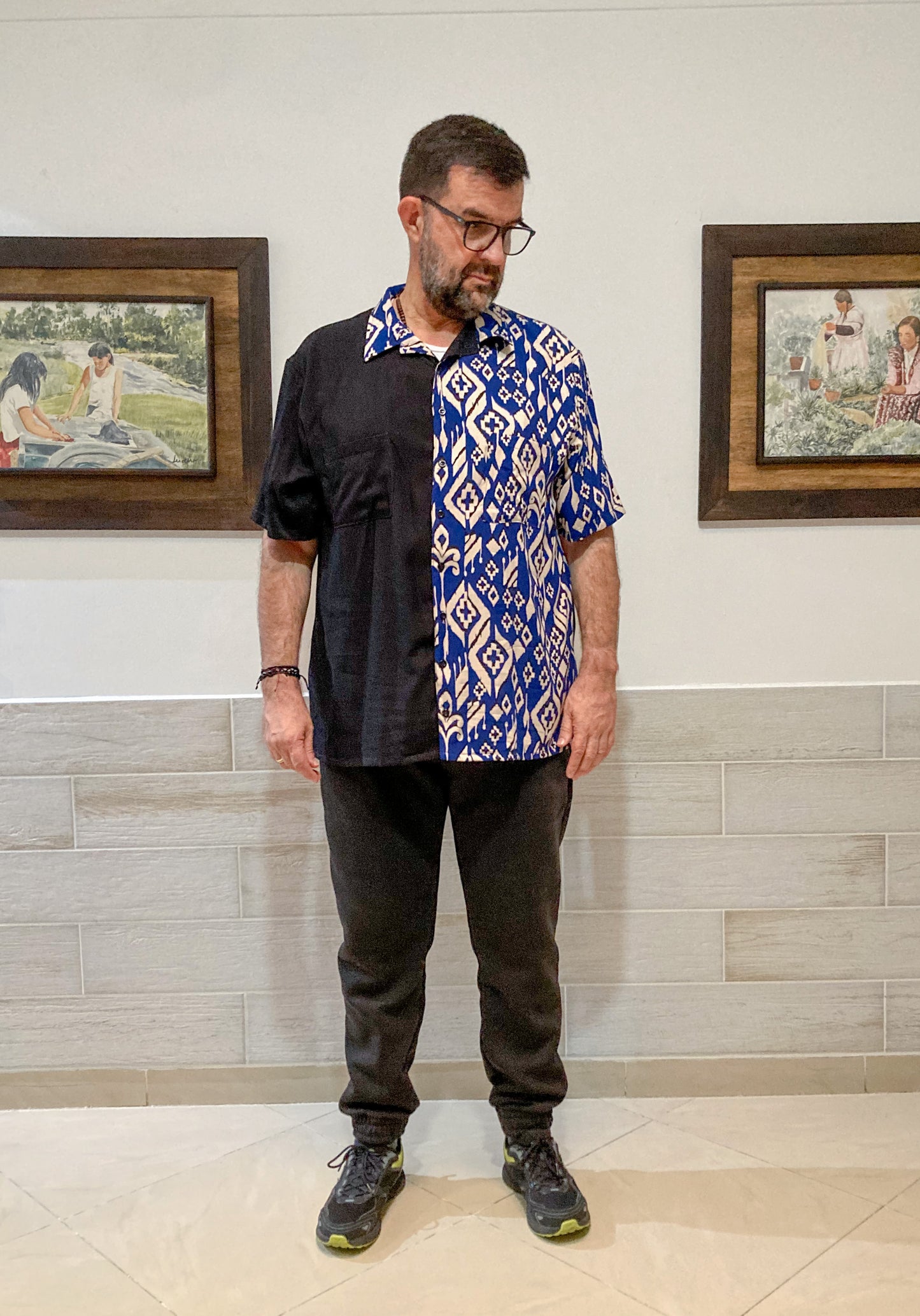 Camisa holgada unisex (para mujer y hombre) de dos colores, botónes y manga corta. Perfecta para días casuales, se puede poner abierta o cerrada.