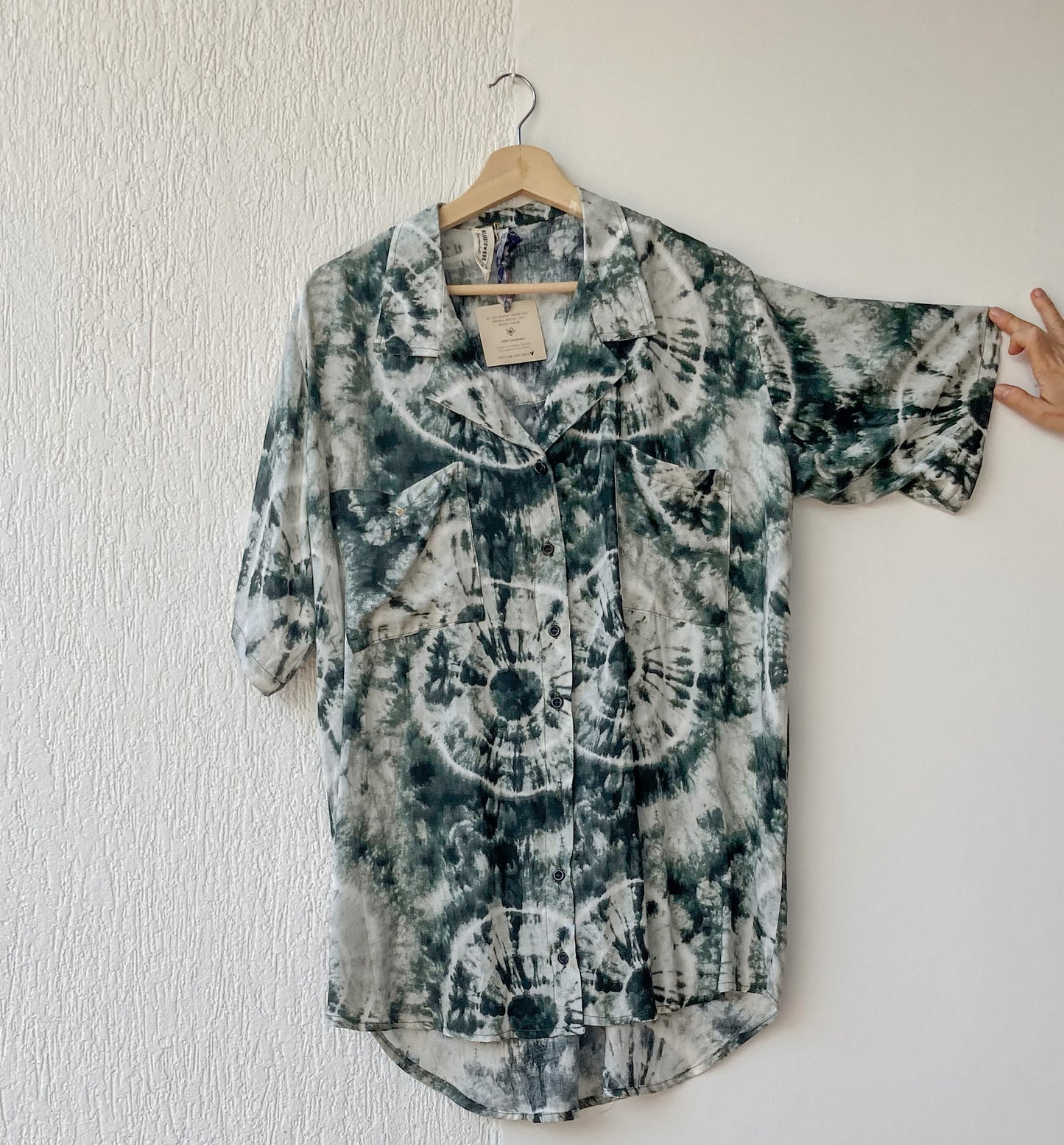 Camisa holgada unisex (para mujer y hombre) con cuello smoking, botónes y manga corta