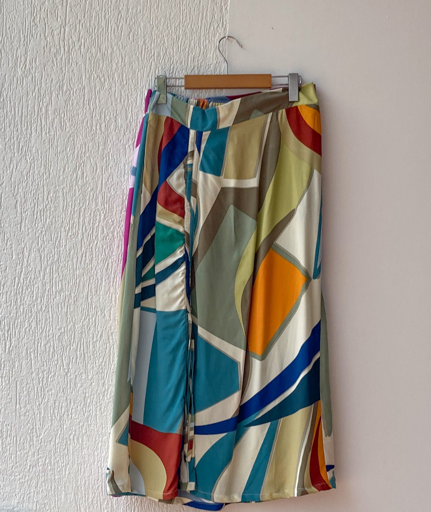 falda midi con recogido y bolsillos interbos.