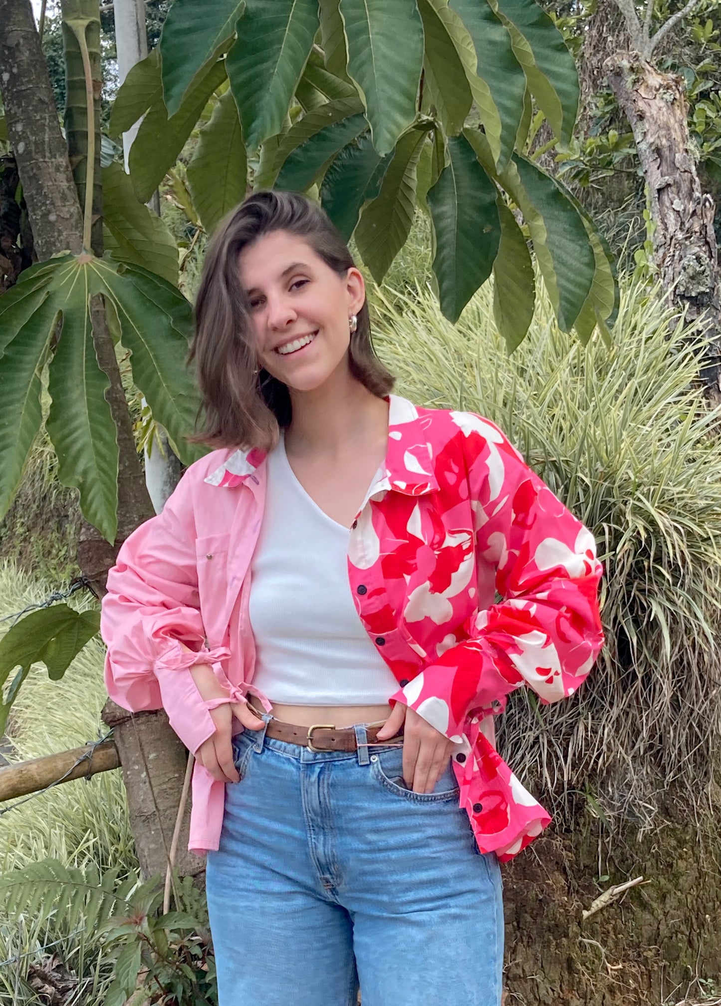 Camisa combinada rosada y estampada con mangas puff, detalles de nudos en los puños, y cuello camisero. Abierta y de frente