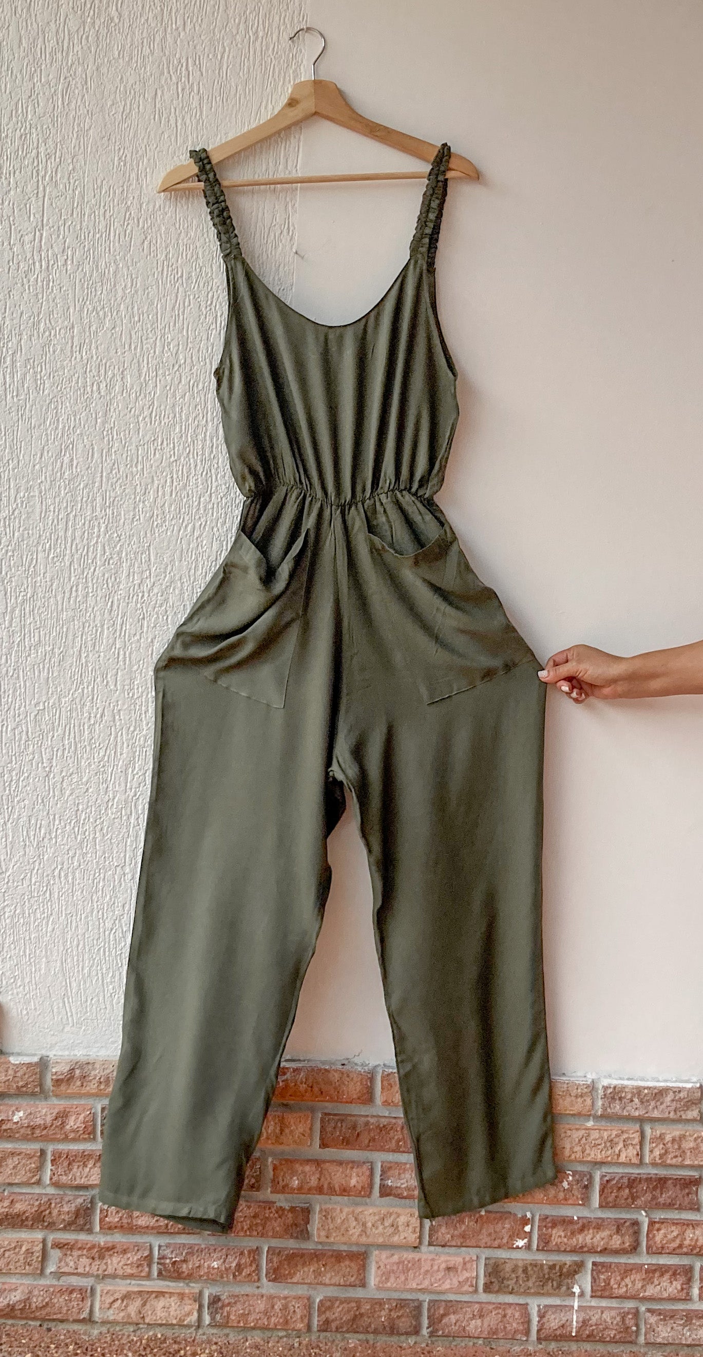Enterizo manga siza y bota recta; fresco y supér versátil. 100% Colombiano. COLOR VERDE MILITAR