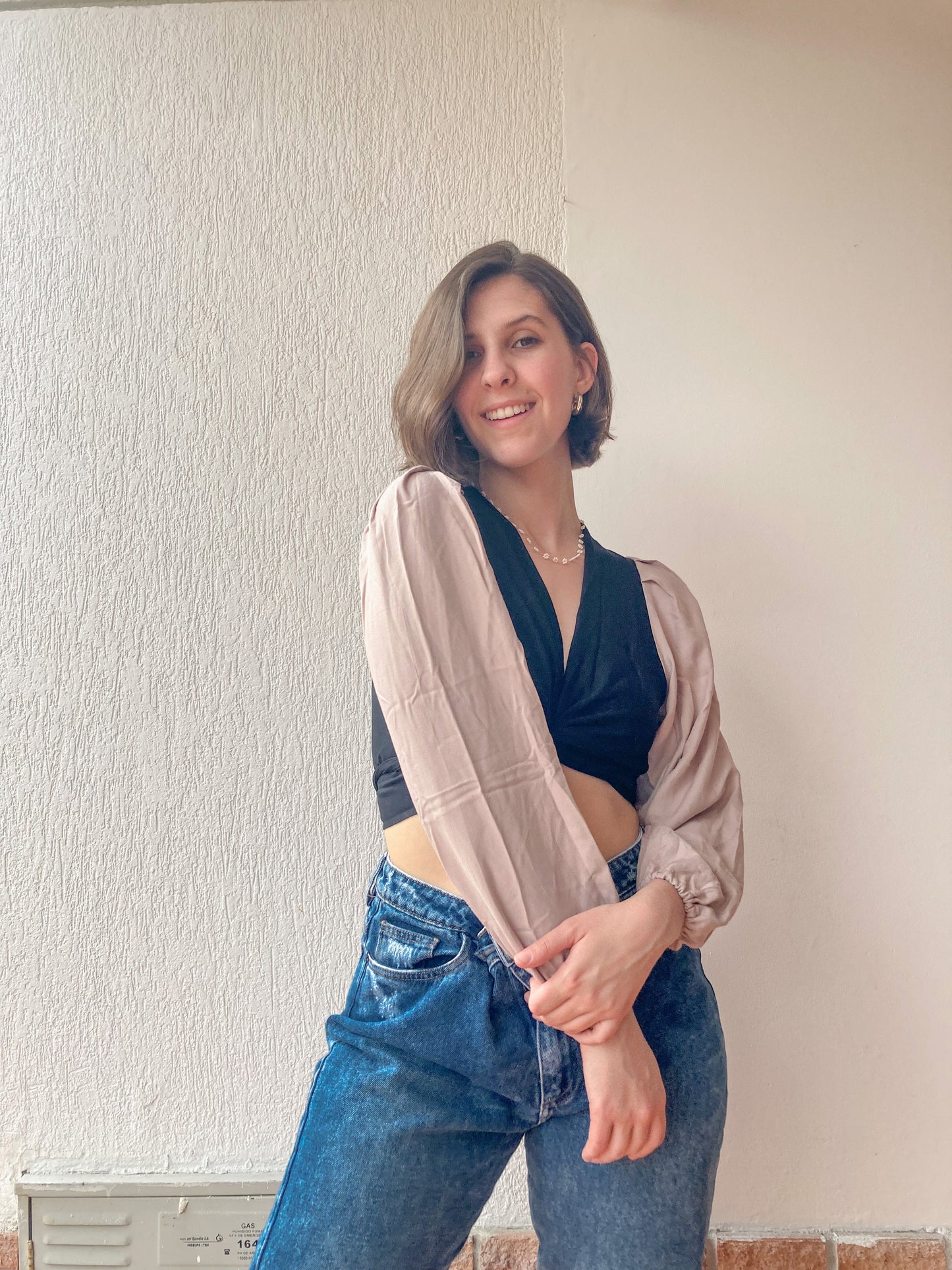 Una blusa versátil y moderna que puedes combinar con diferentes prendas. Tiene un escote profundo que realza tu figura y un fajón que te permite ajustarla a tu gusto. Es un crop top de tela suave y cómoda que puedes usar en cualquier ocasión.