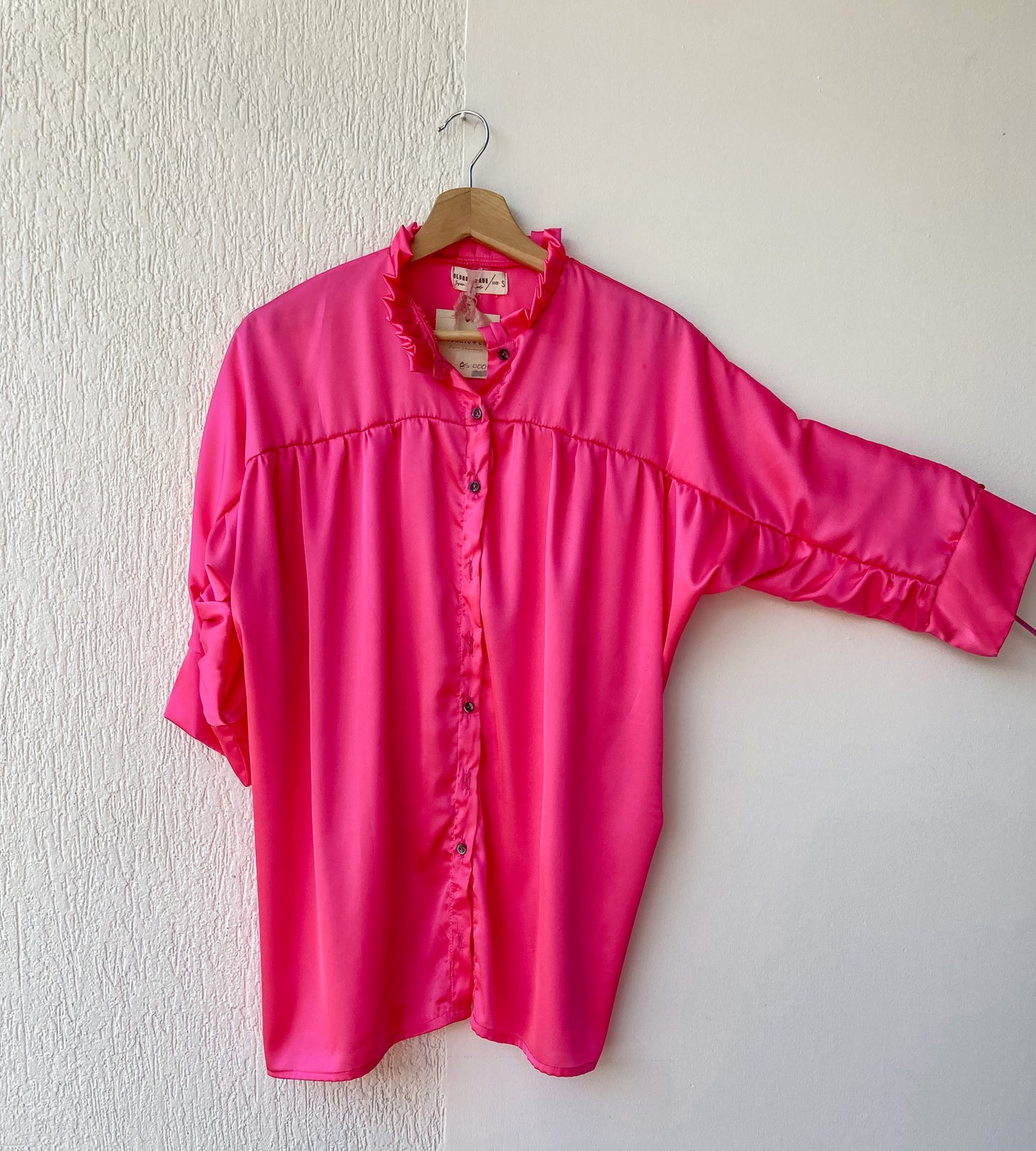 Camisa holgada para para mujer con cuello alto con bolero, botónes y manga japonesa tres cuartos con puño. hecho en tela; 100% Colombiana. Fucsia satinado