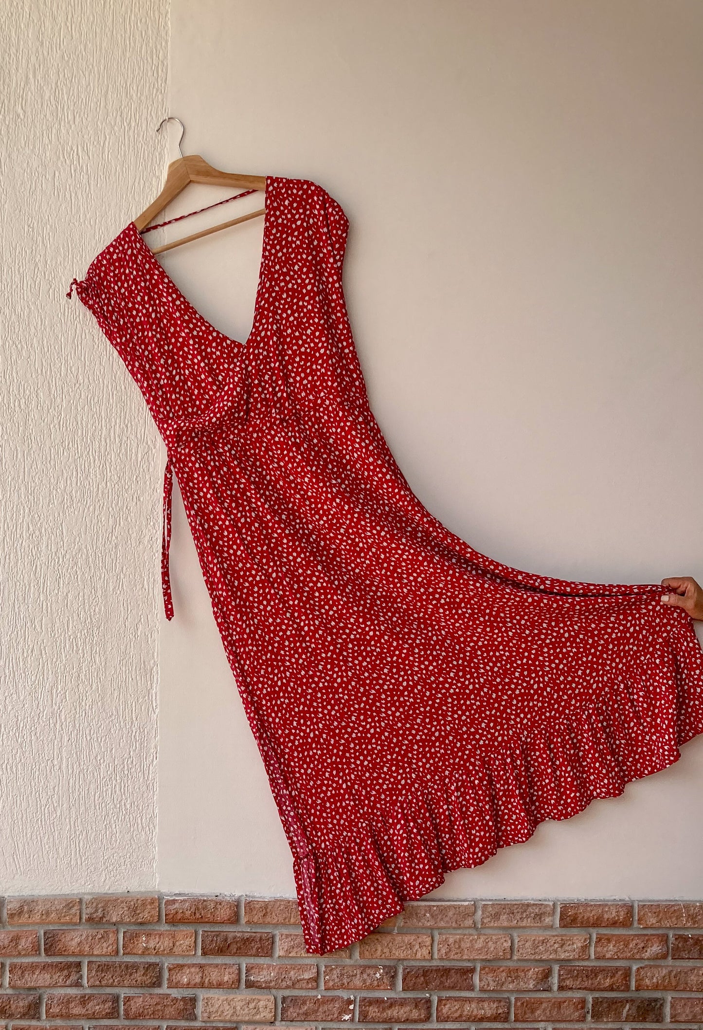 maxi vestido ser estampado rojo con puntos blancos, manga corta.