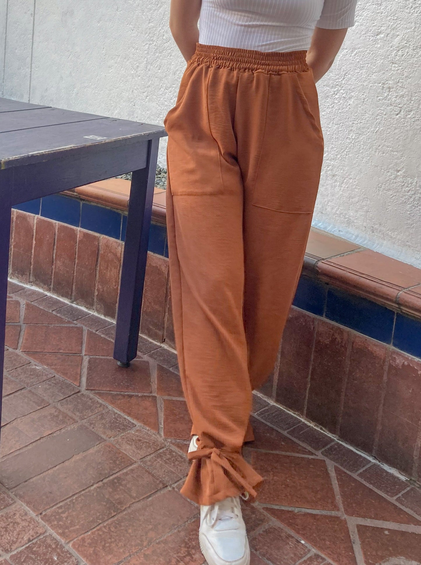Pantalón wide leg con resorte en toda la cintura, bolsillos delanteros y bota ajustable ( los puedes usar bota recta o bota ajustada). Bronce