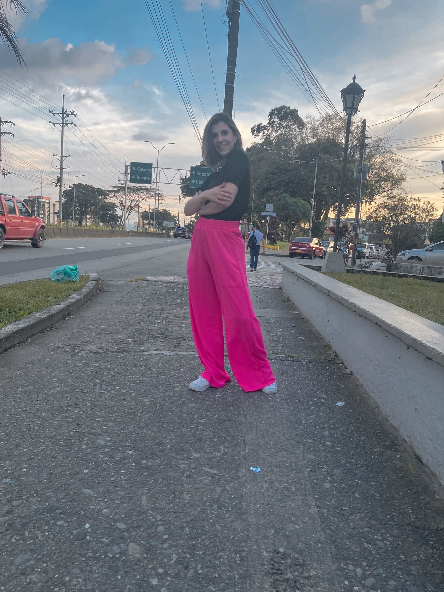 Pantalón wide leg con resorte en toda la cintura, bolsillos delanteros y bota ajustable ( los puedes usar bota recta o bota ajustada). Fucsia