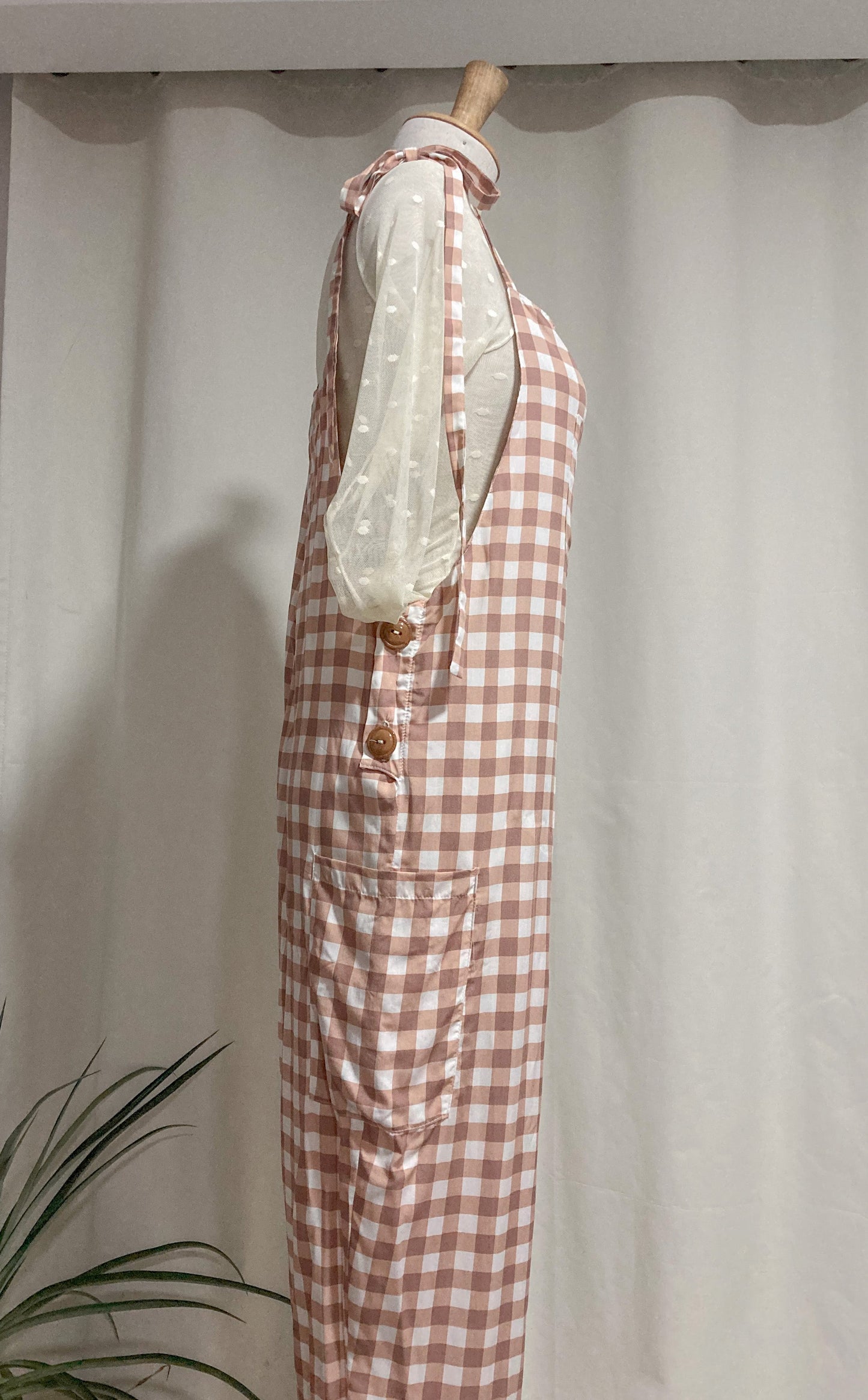 Un peto moderno y cómodo para el look diario. Hecho en chalis de cuadro (cafe con crema) con bolsillos y una bota ajustada, es una prenda versátil para dar vida a tu guardarropa.