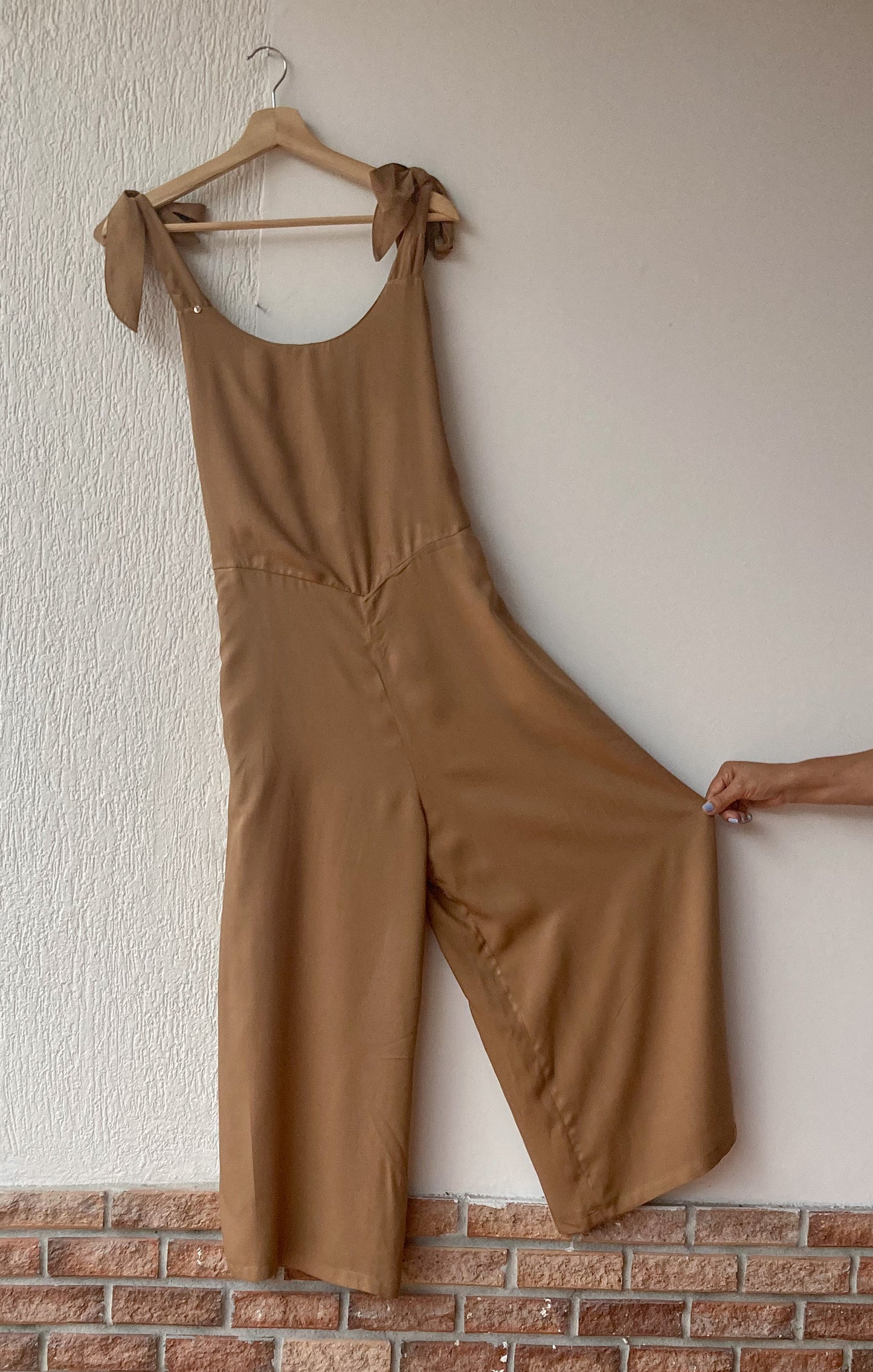 Enterizo estilo Over all y bota ancha a la pantorrilla estilo culotte; fresco y supér versátil. 100% Colombiano.