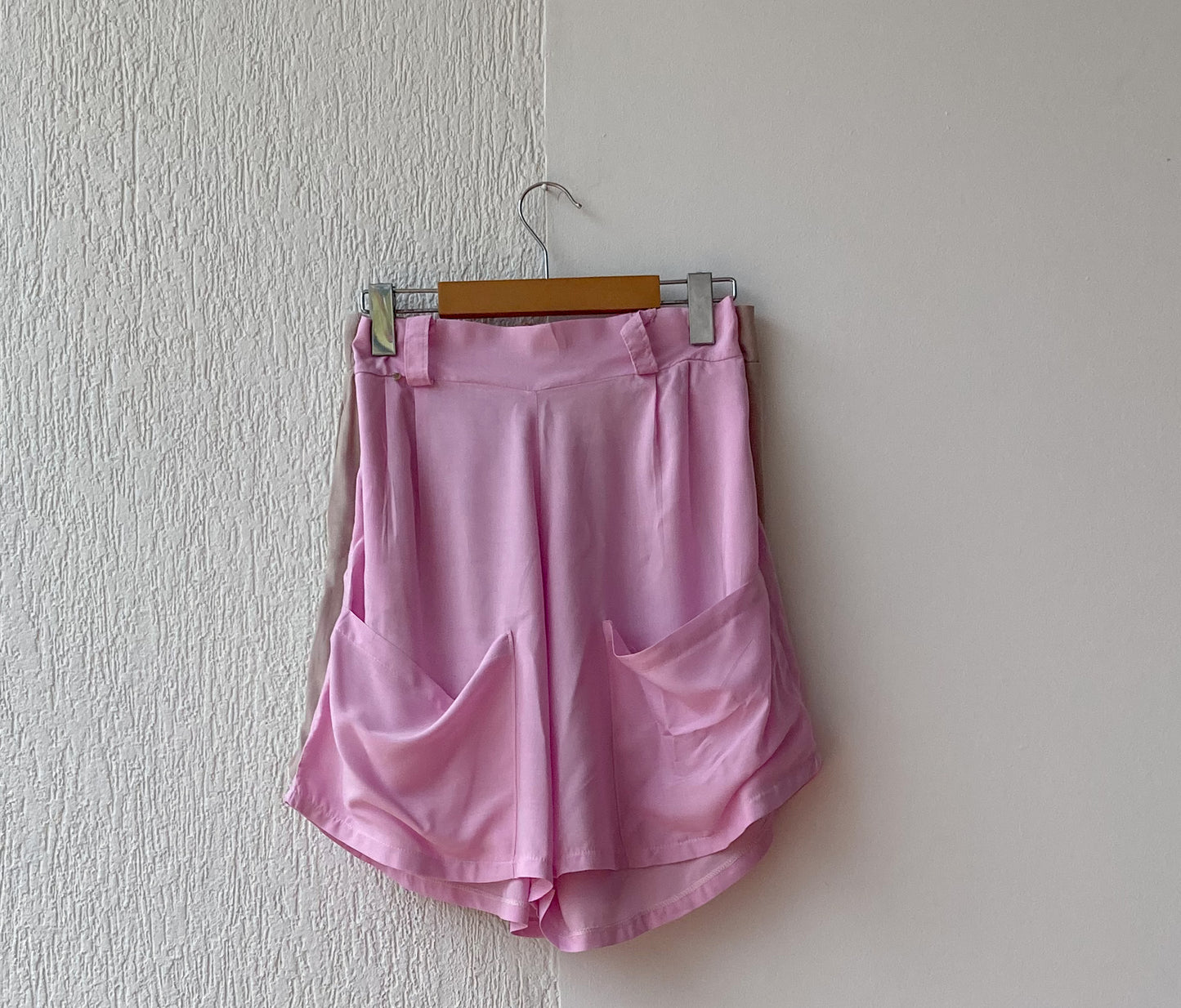 Short over size con prenses y resorte en la cintura