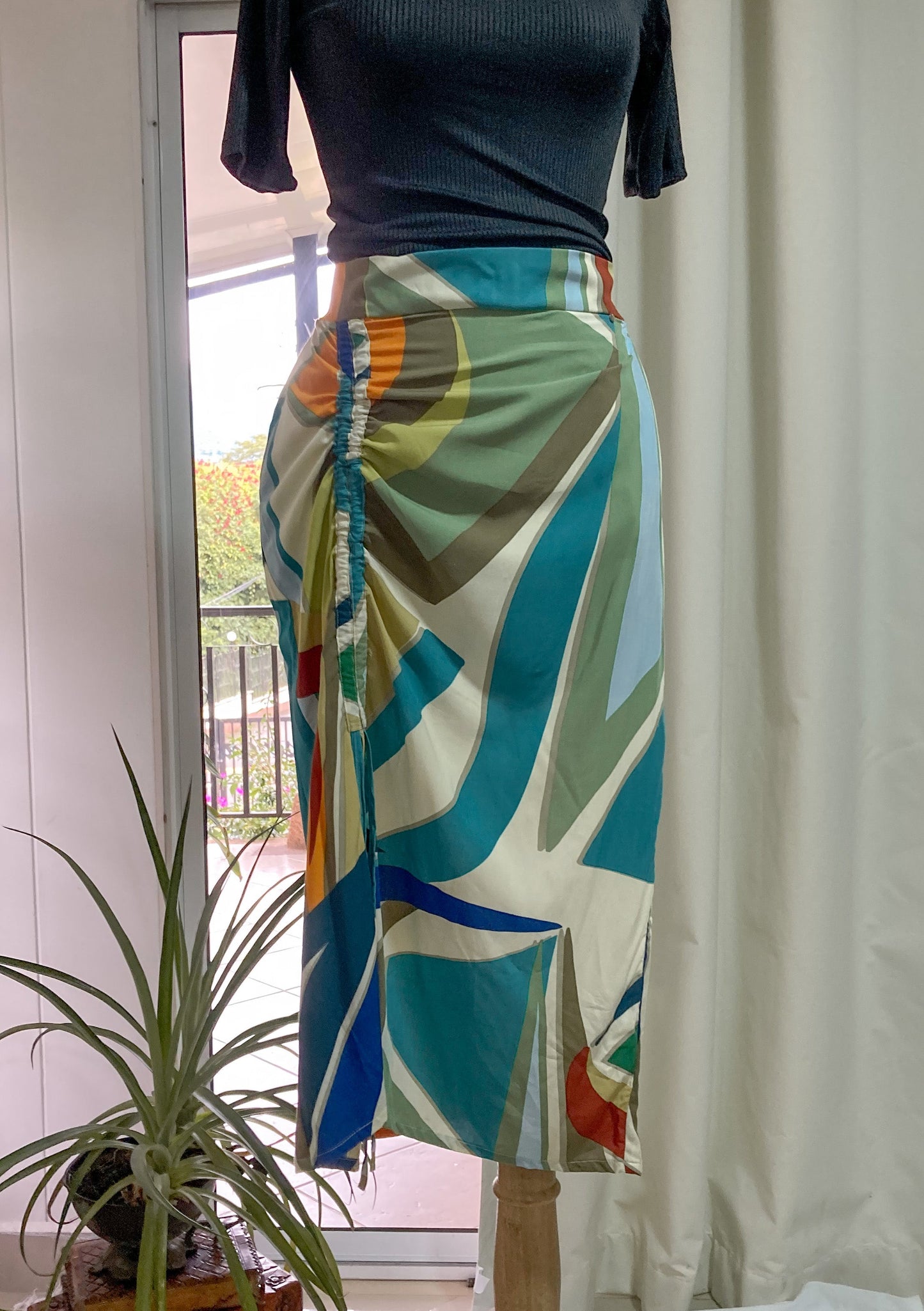 Falda midi con recogido, en tela chalis estampado en tonos azules.