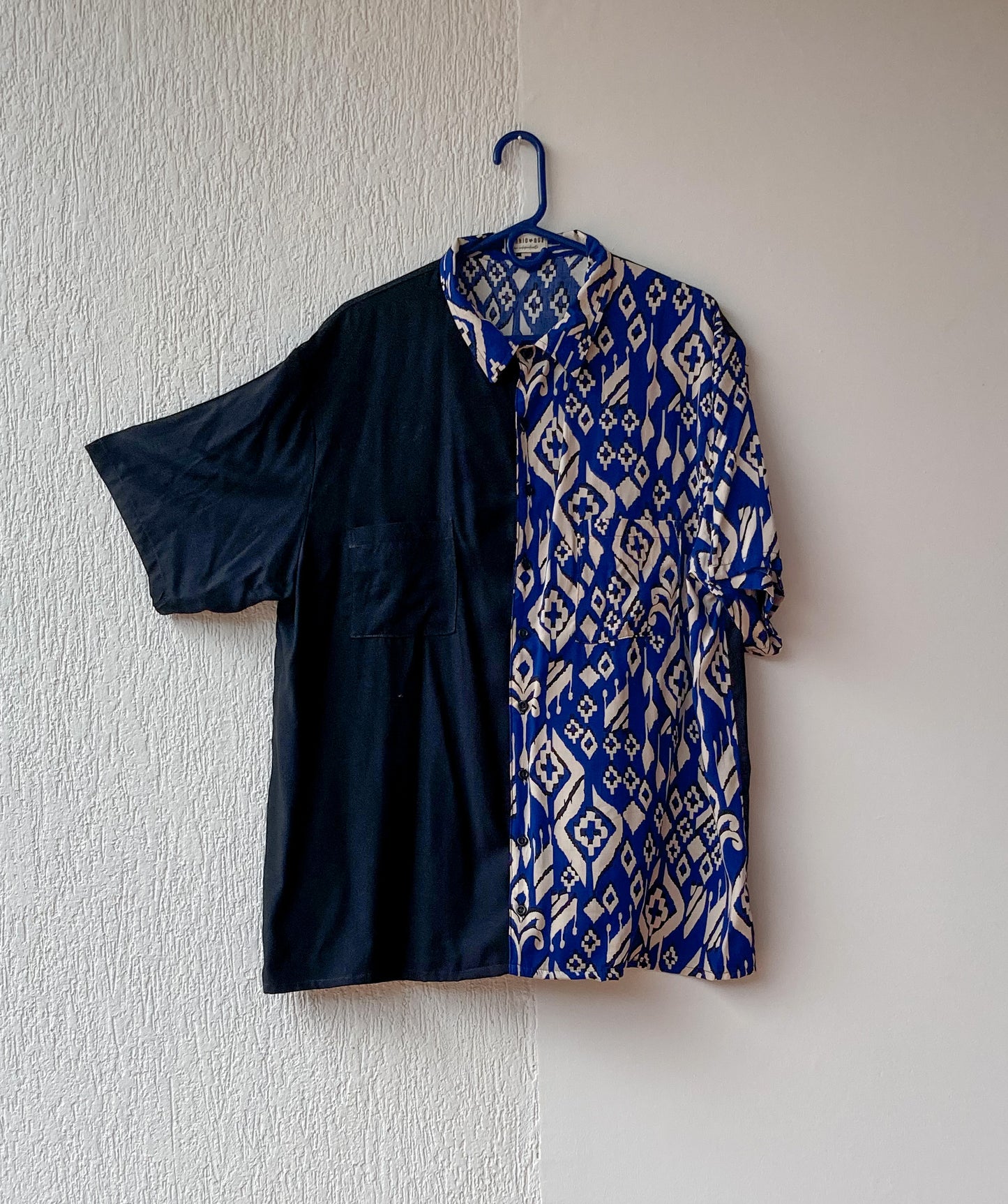 Camisa holgada unisex (para mujer y hombre) de dos colores, botónes y manga corta. Perfecta para días casuales, se puede poner abierta o cerrada.