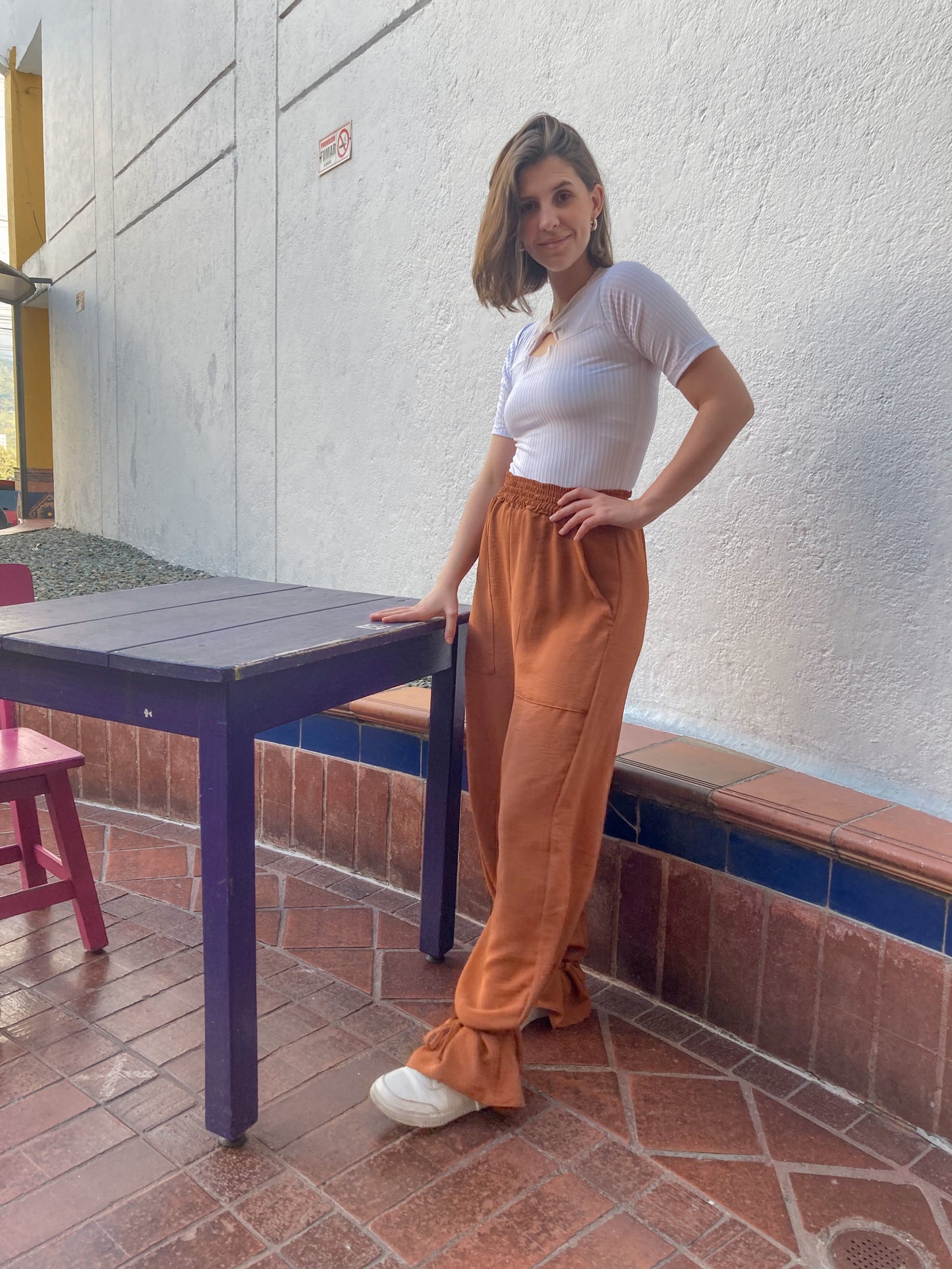 Pantalón wide leg con resorte en toda la cintura, bolsillos delanteros y bota ajustable ( los puedes usar bota recta o bota ajustada). Bronce