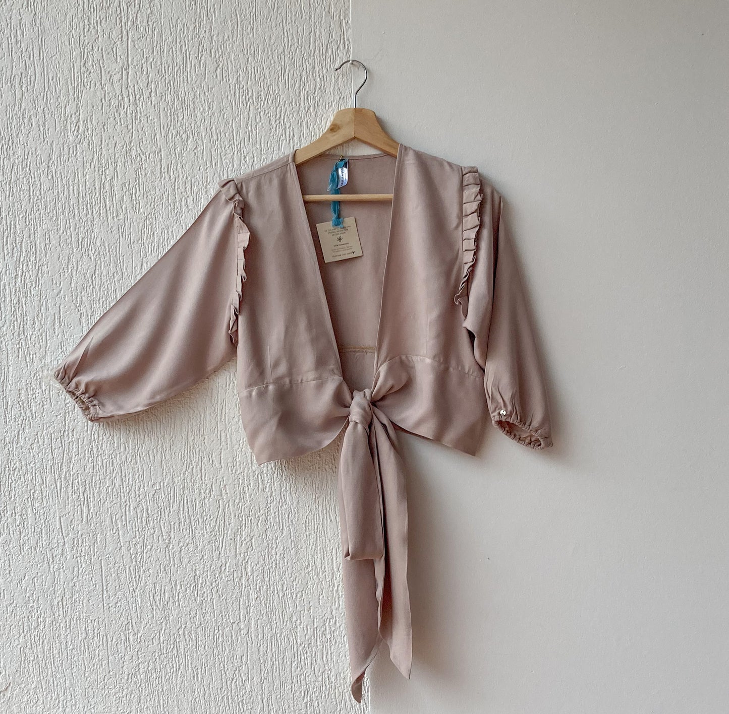 Blusa manga 3/4 con resorte en el puño, boleros en la siza y amarrado, 100% Colombiano. Color arena