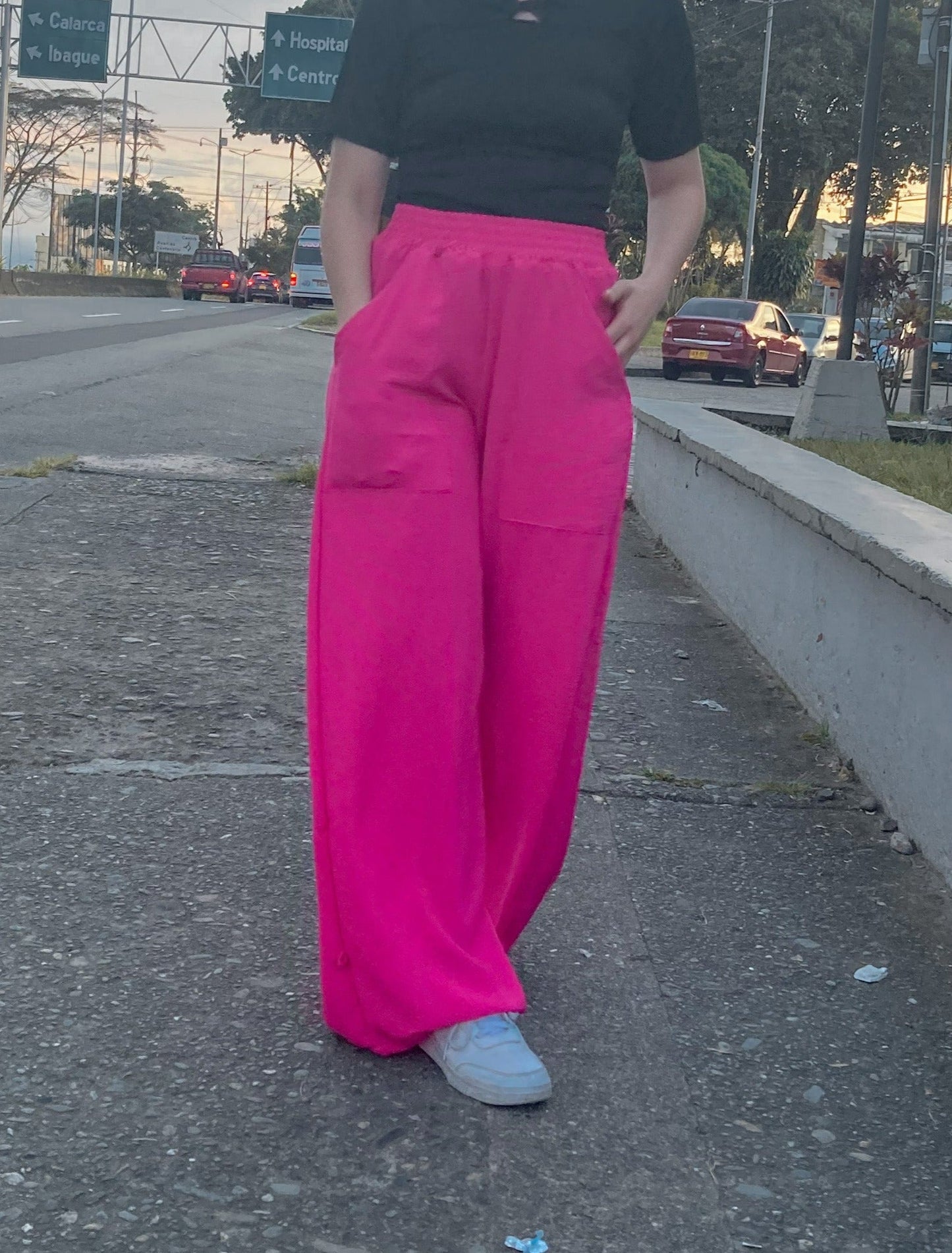 Pantalón wide leg con resorte en toda la cintura, bolsillos delanteros y bota ajustable ( los puedes usar bota recta o bota ajustada). Fucsia