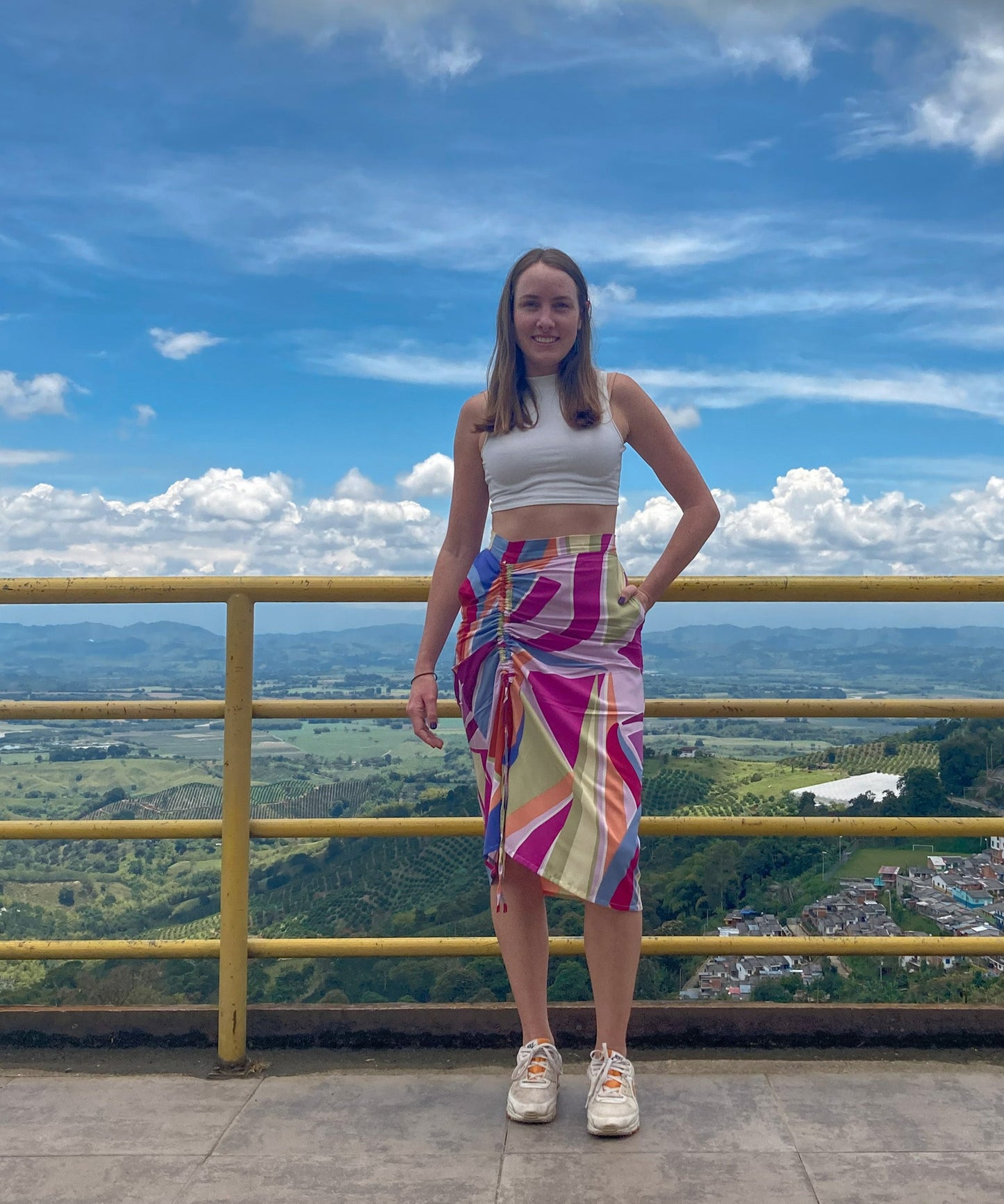 Falda midi con recogido, en tela chalis estampado en tonos rosas.