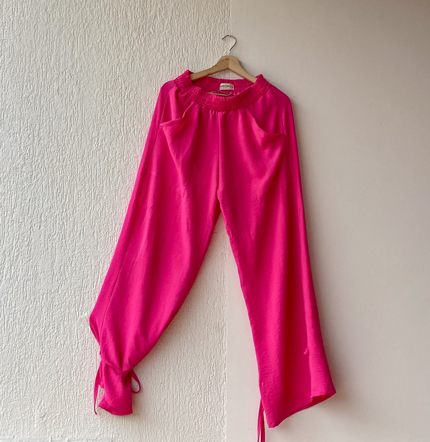 Pantalón wide leg con resorte en toda la cintura, bolsillos delanteros y bota ajustable ( los puedes usar bota recta o bota ajustada). Fucsia