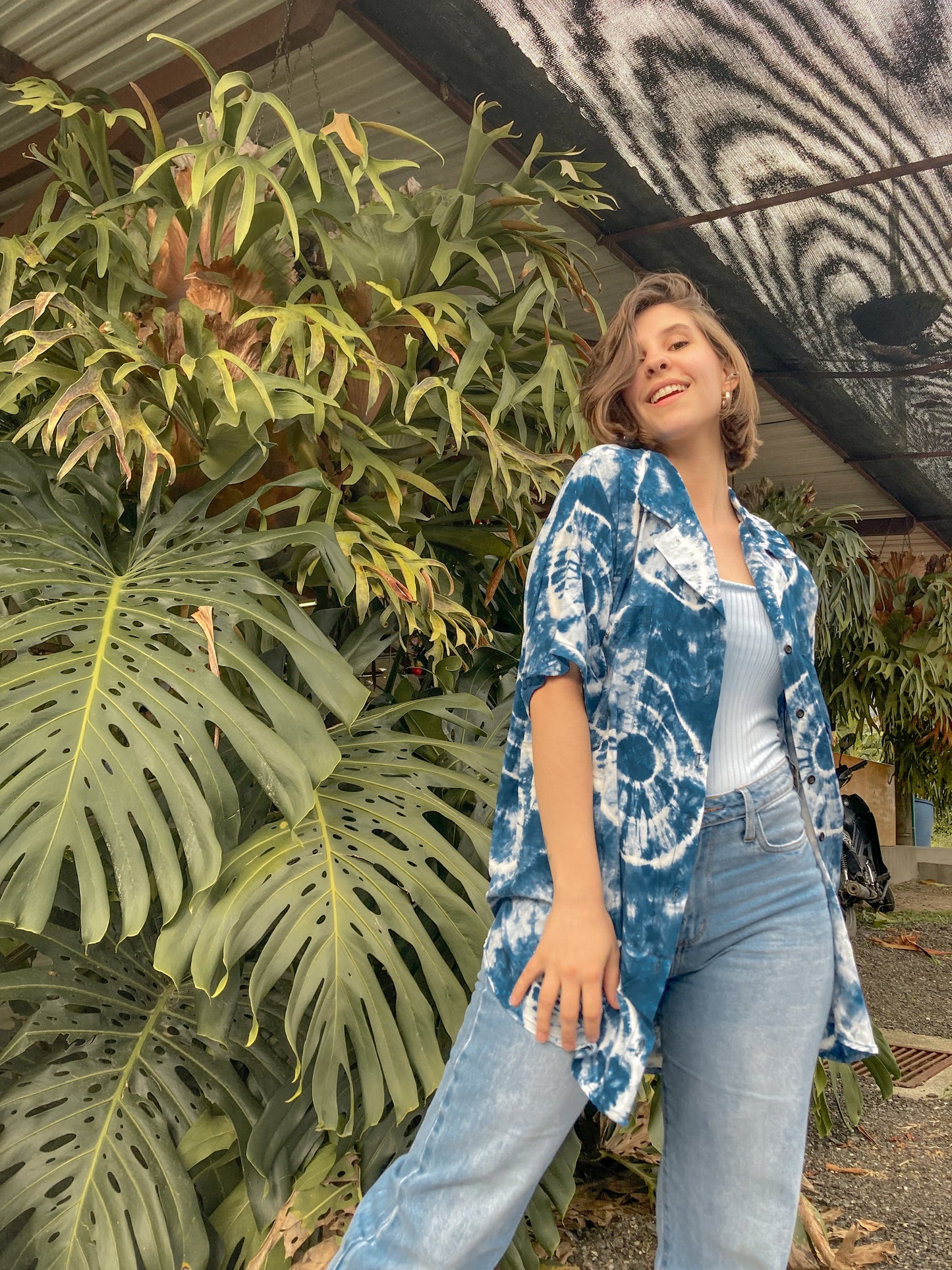 Camisa holgada unisex (para mujer y hombre) con cuello smoking, botónes y manga corta