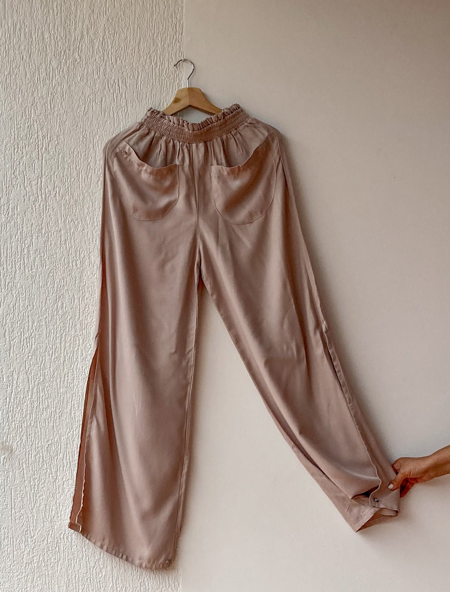 Pantalón tiro alto paper bag con bolsillos delanteros y abertura en la bota, con posibilidad de convertirse en bota ajustada; 100% Colombiano.