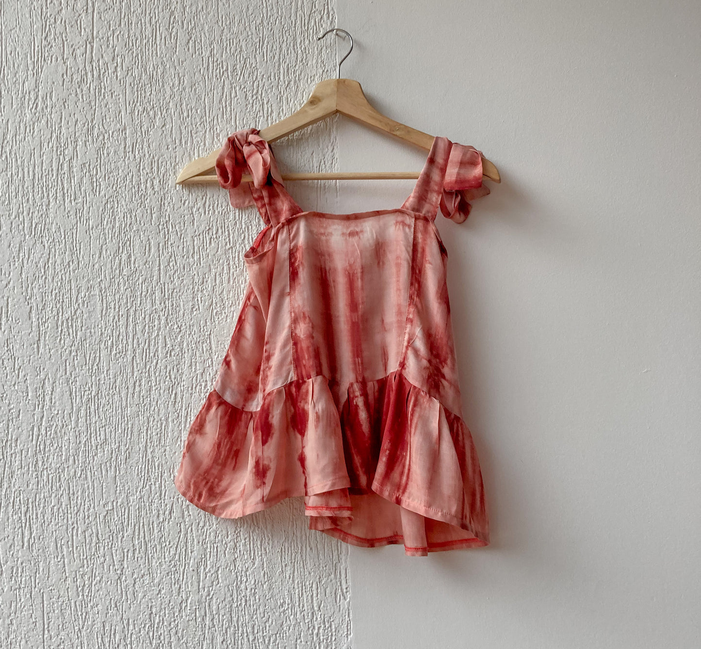 Blusa en chalis sisa con corte delantero y manga amarradita, teñida en color terracota