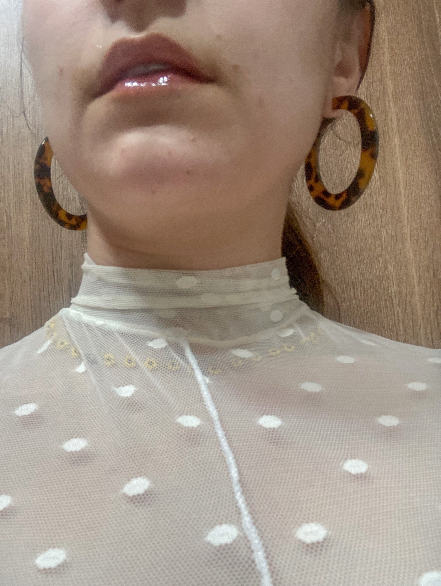 Top básico transparente con cuello alto y manga larga. color crema.