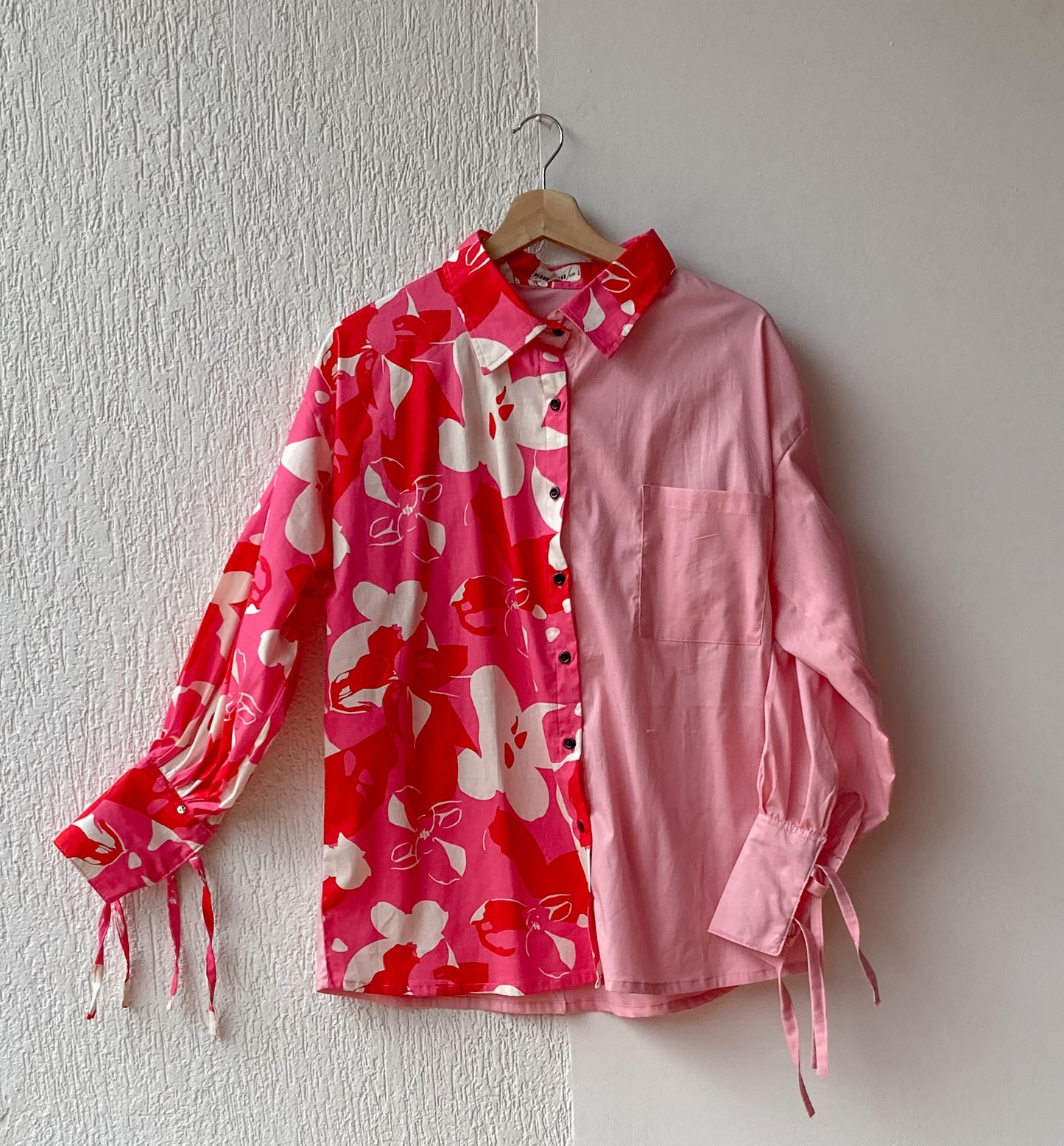 La Camisa Prisma, con bellos detalles que la hacen única, como sus mangas puff, detalles de nudos en los puños, y cuello camisero.